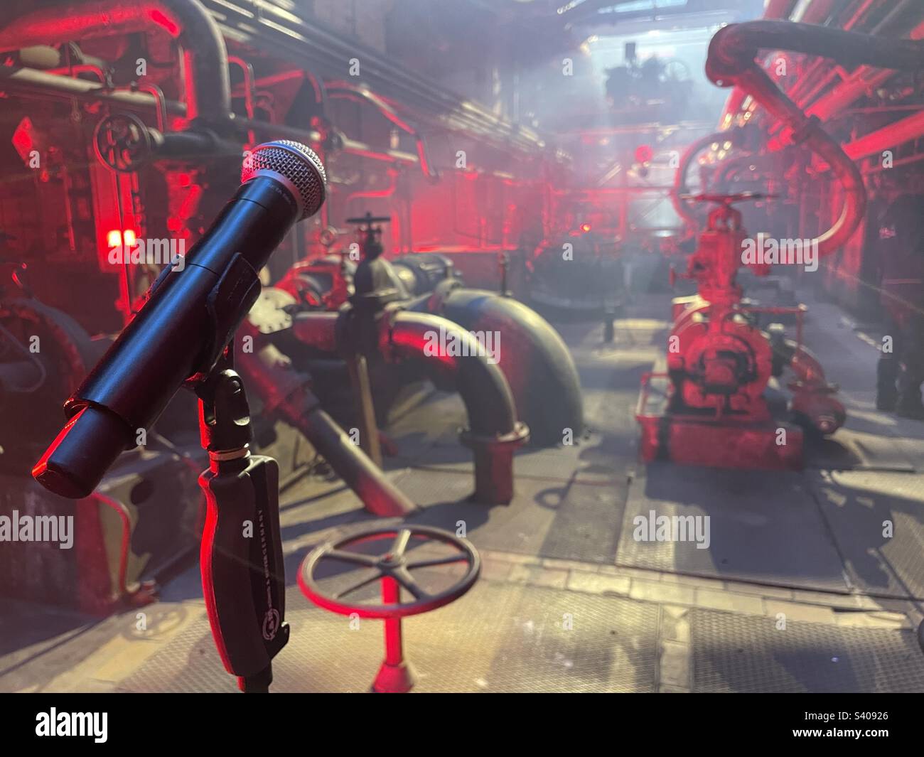 Microfono su un palco in una fabbrica abbandonata - Immagine stock catturata con smartphone