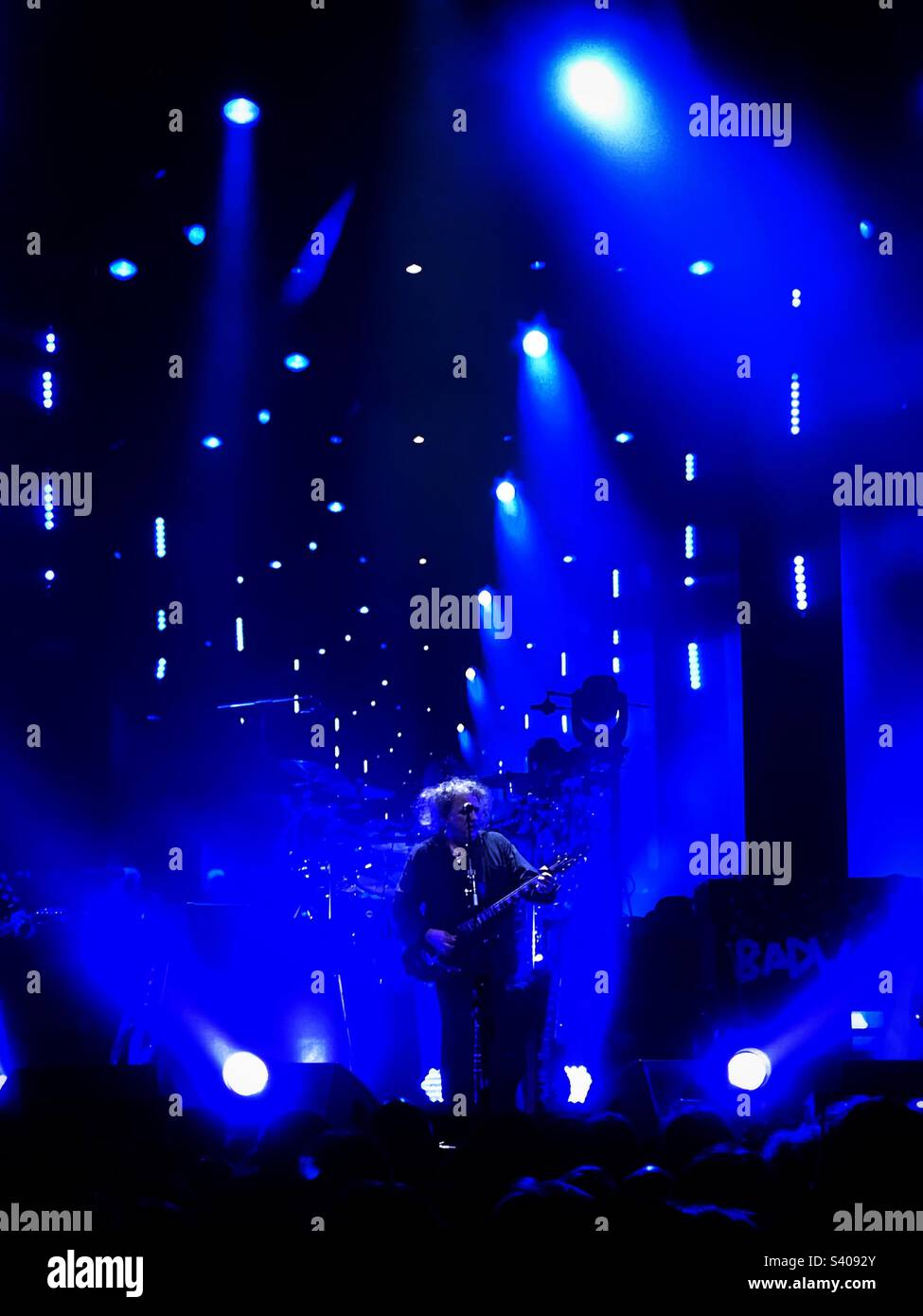Robert Smith con The Cure sul palco alla CIA di Cardiff il 2022 dicembre, canzoni di Un tour europeo del mondo perduto. - Immagine stock catturata con smartphone