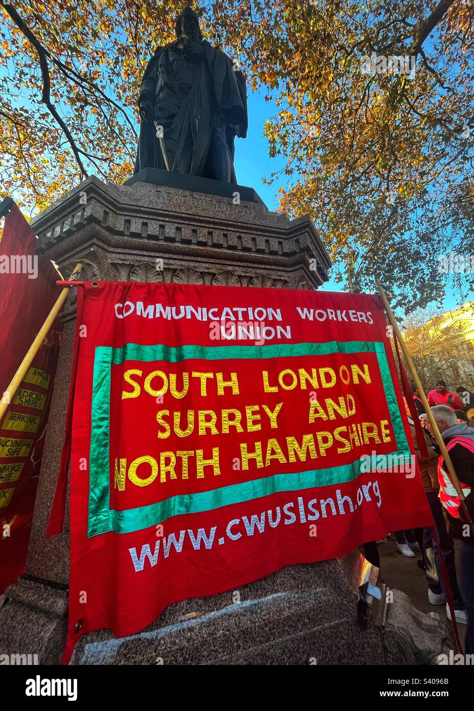 South London Surrey e North Hampshire Communications Workers Union (CWU) - banner sindacale su un plinto di una statua in Parliament Square Londra SW1 Foto Stock