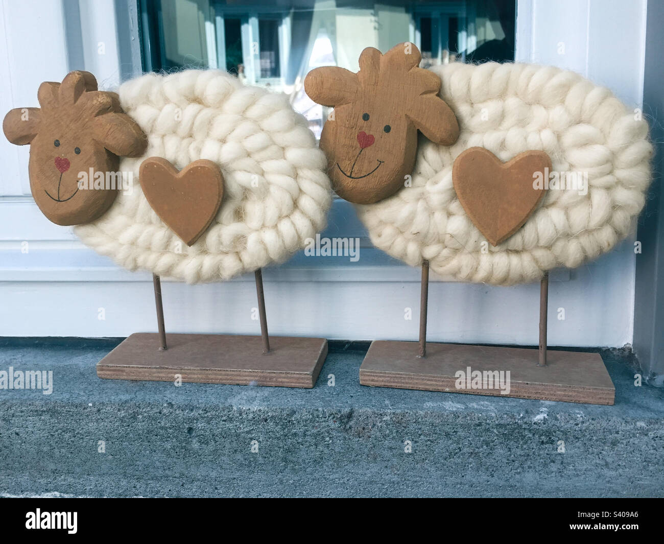 Decorazione invernale con piccole pecore carine con cuori di legno - Immagine stock catturata con smartphone