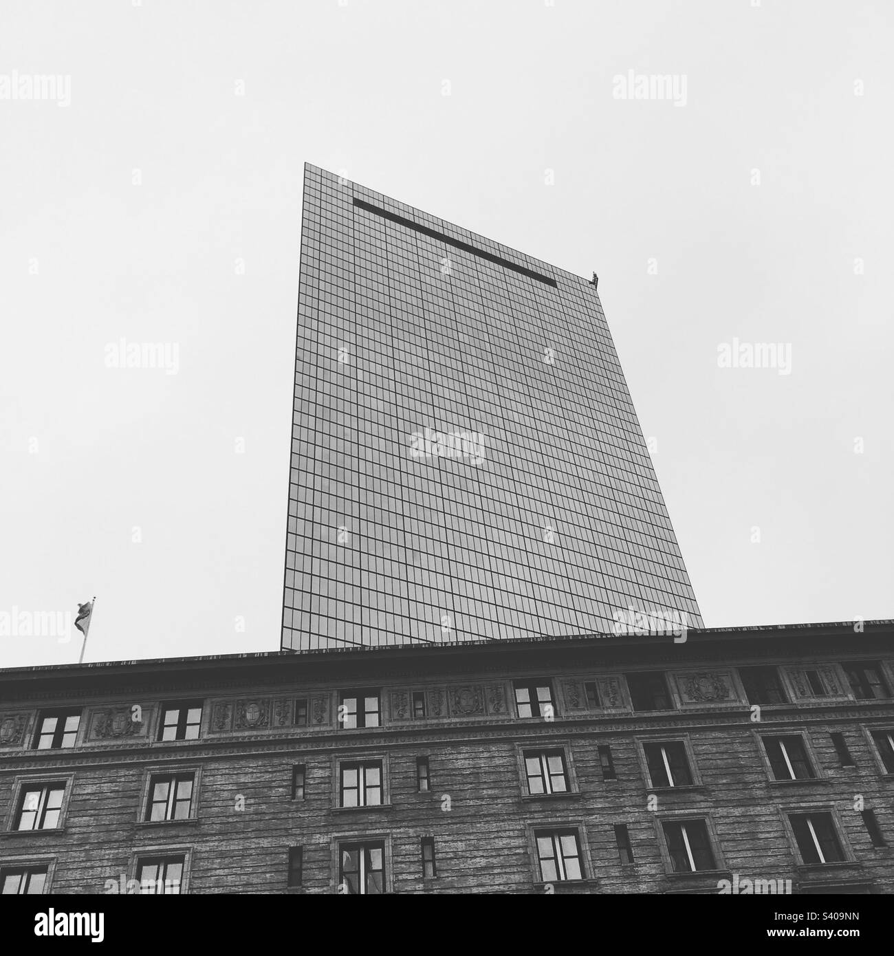 Foto in bianco e nero a Boston, Massachusetts, USA della John Hancock Tower (con un altro edificio che la incornicia sotto) - Immagine stock catturata con smartphone