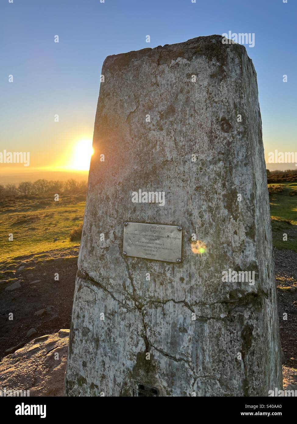 Ordnance indagine concreto faro o monumento per la rete GPS, in cima ai Quantocks in Somerset Inghilterra al tramonto Foto Stock