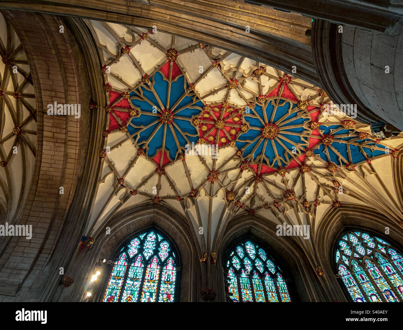 Decorazioni interne splendidamente ornate che guardano verso l'alto all'interno dell'abbazia di Tewkesbury, Gloucestershire, Regno Unito. Una foto di un telefono cellulare con post-elaborazione di un telefono o di un tablet. - Immagine stock catturata con smartphone