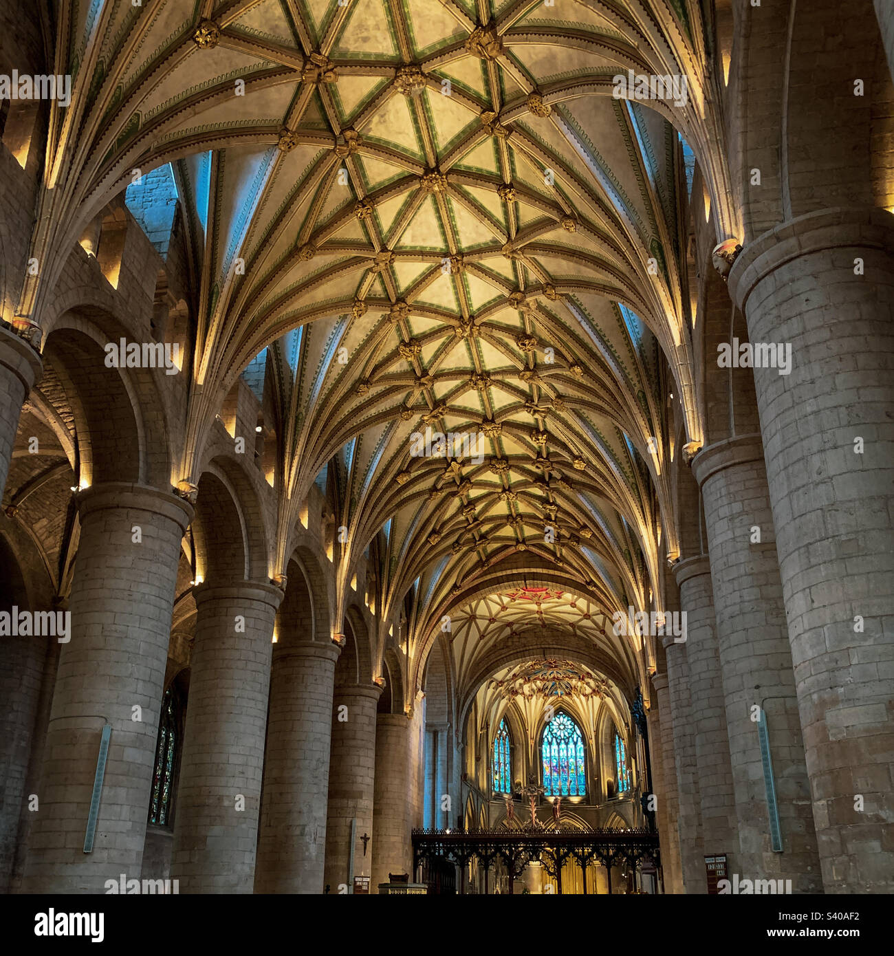 Decorazioni interne splendidamente ornate che guardano verso l'alto all'interno dell'abbazia di Tewkesbury, Gloucestershire, Regno Unito. Una foto di un telefono cellulare con post-elaborazione di un telefono o di un tablet. - Immagine stock catturata con smartphone