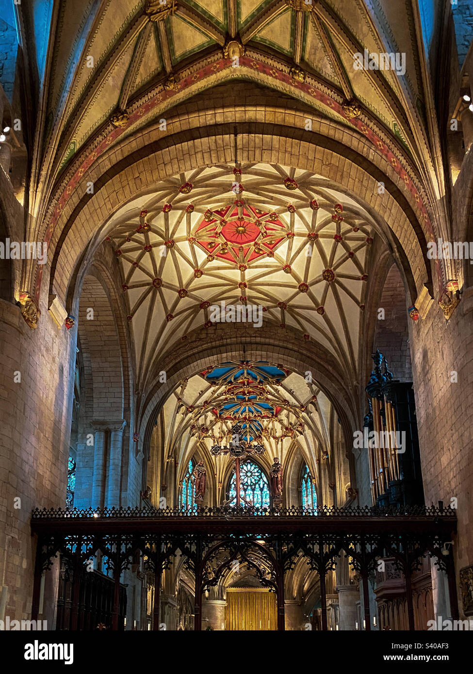 Decorazioni interne splendidamente ornate che guardano verso l'alto all'interno dell'abbazia di Tewkesbury, Gloucestershire, Regno Unito. Una foto di un telefono cellulare con post-elaborazione di un telefono o di un tablet. - Immagine stock catturata con smartphone