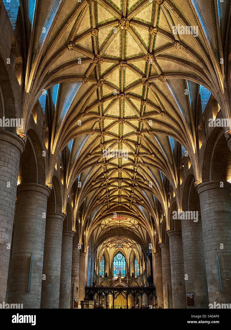 Decorazioni interne splendidamente ornate che guardano verso l'alto all'interno dell'abbazia di Tewkesbury, Gloucestershire, Regno Unito. Una foto di un telefono cellulare con post-elaborazione di un telefono o di un tablet. - Immagine stock catturata con smartphone