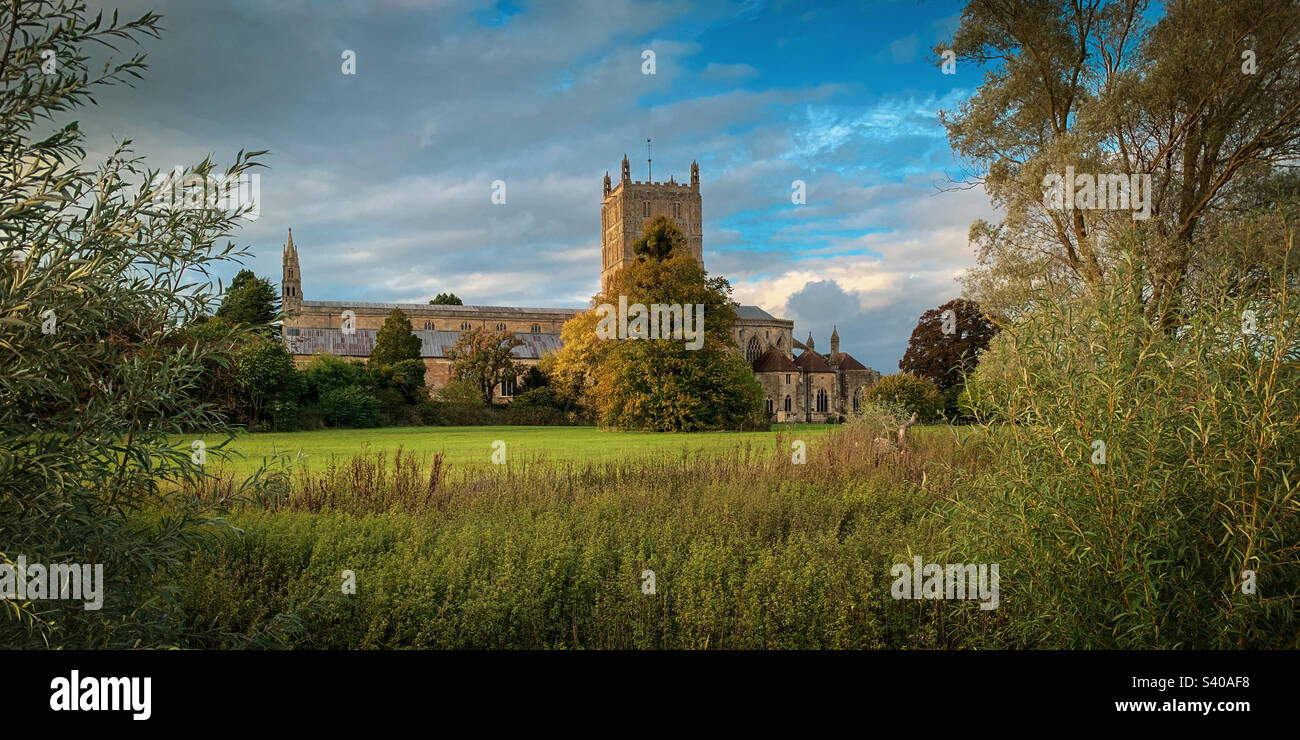 I colori autunnali arrivano all'abbazia di Tewkesbury in un bellissimo pomeriggio di ottobre, nel Gloucestershire, Regno Unito. Una foto di un telefono cellulare con post-elaborazione di un telefono o di un tablet. - Immagine stock catturata con smartphone