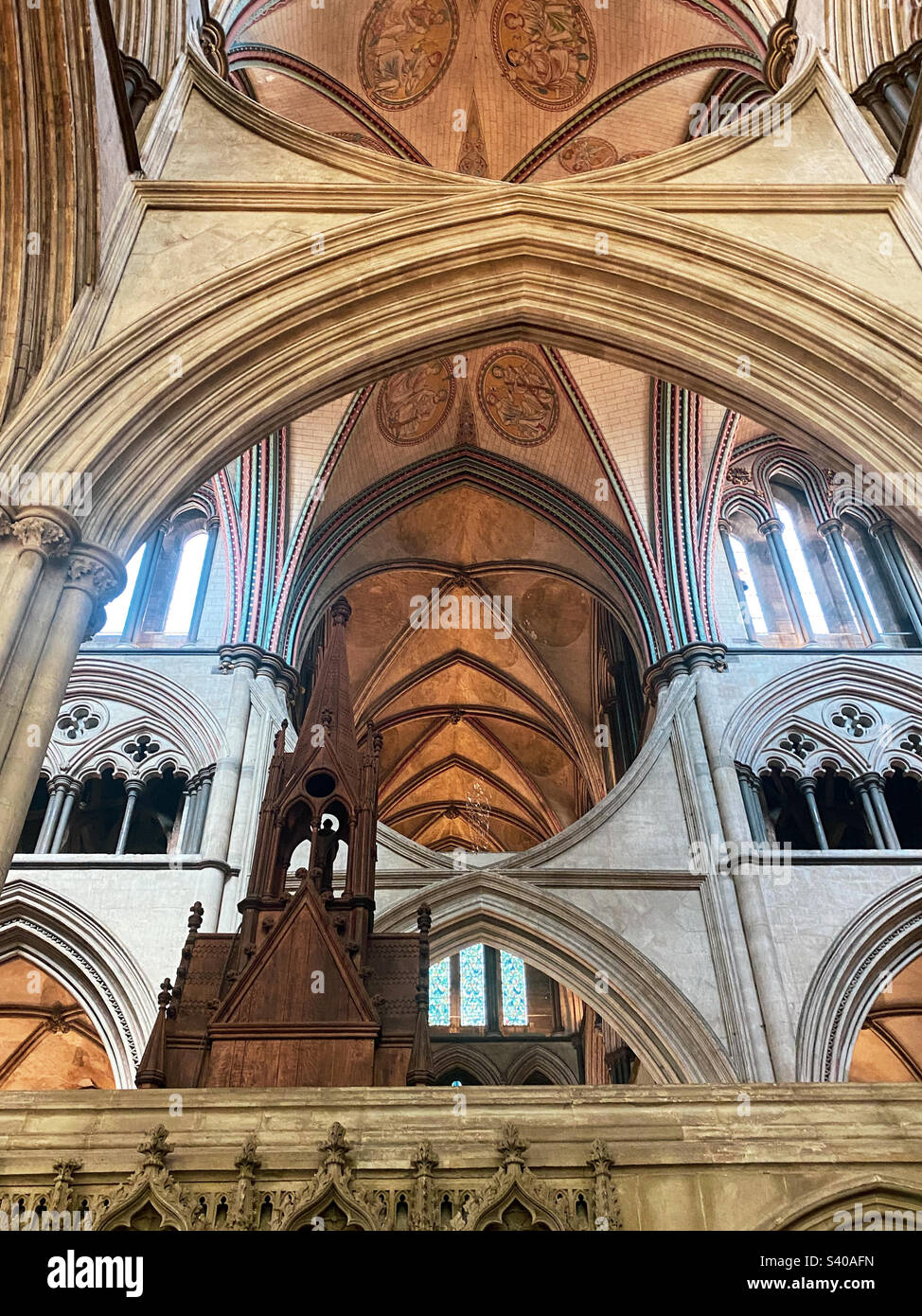Splendidi interni che si affacciano verso l'alto all'interno della cattedrale di Salisbury, Wiltshire, Regno Unito. Una foto di un telefono cellulare con post-elaborazione di un telefono o di un tablet. - Immagine stock catturata con smartphone