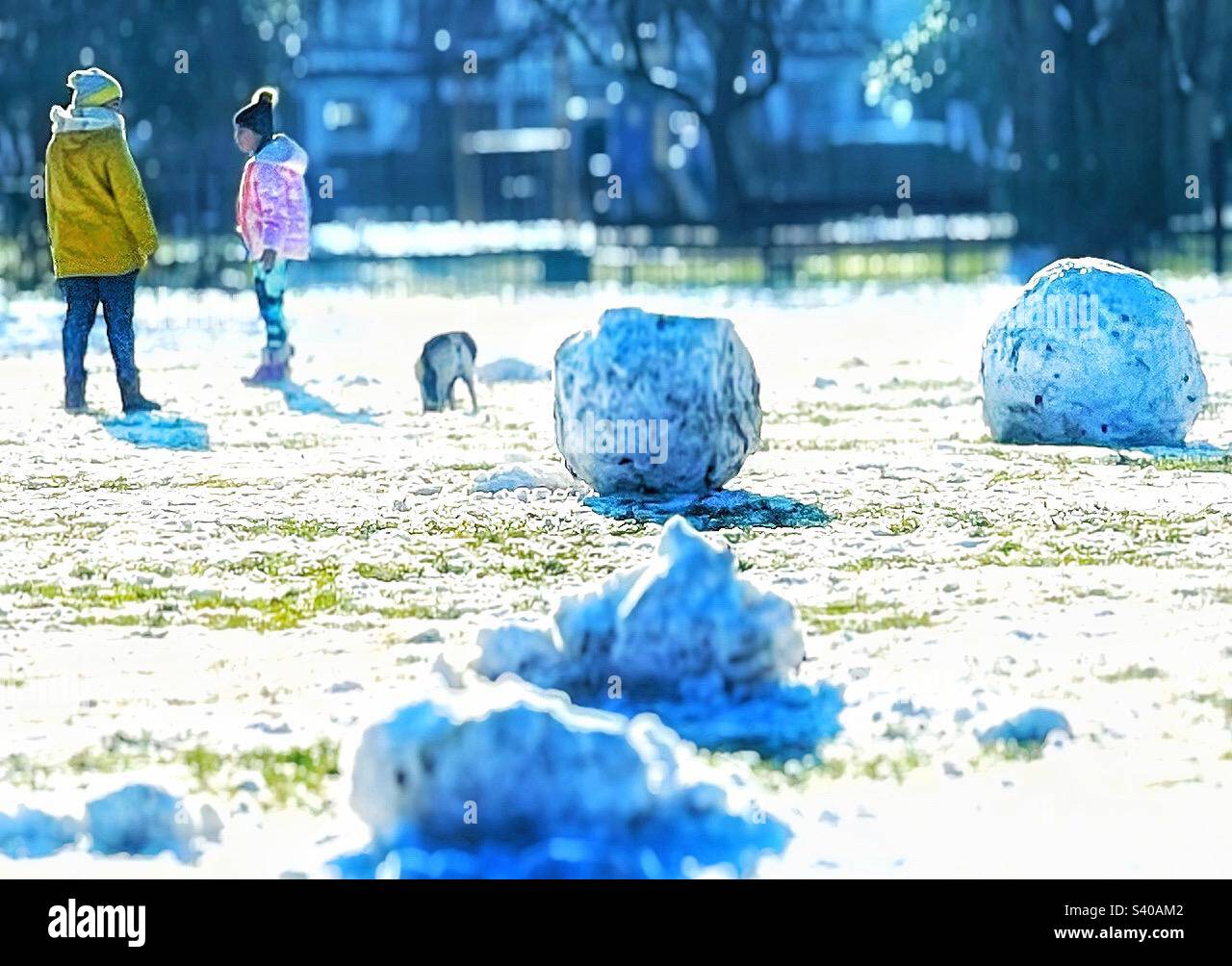 Madre figlia e cane da compagnia nella neve. Foto Stock