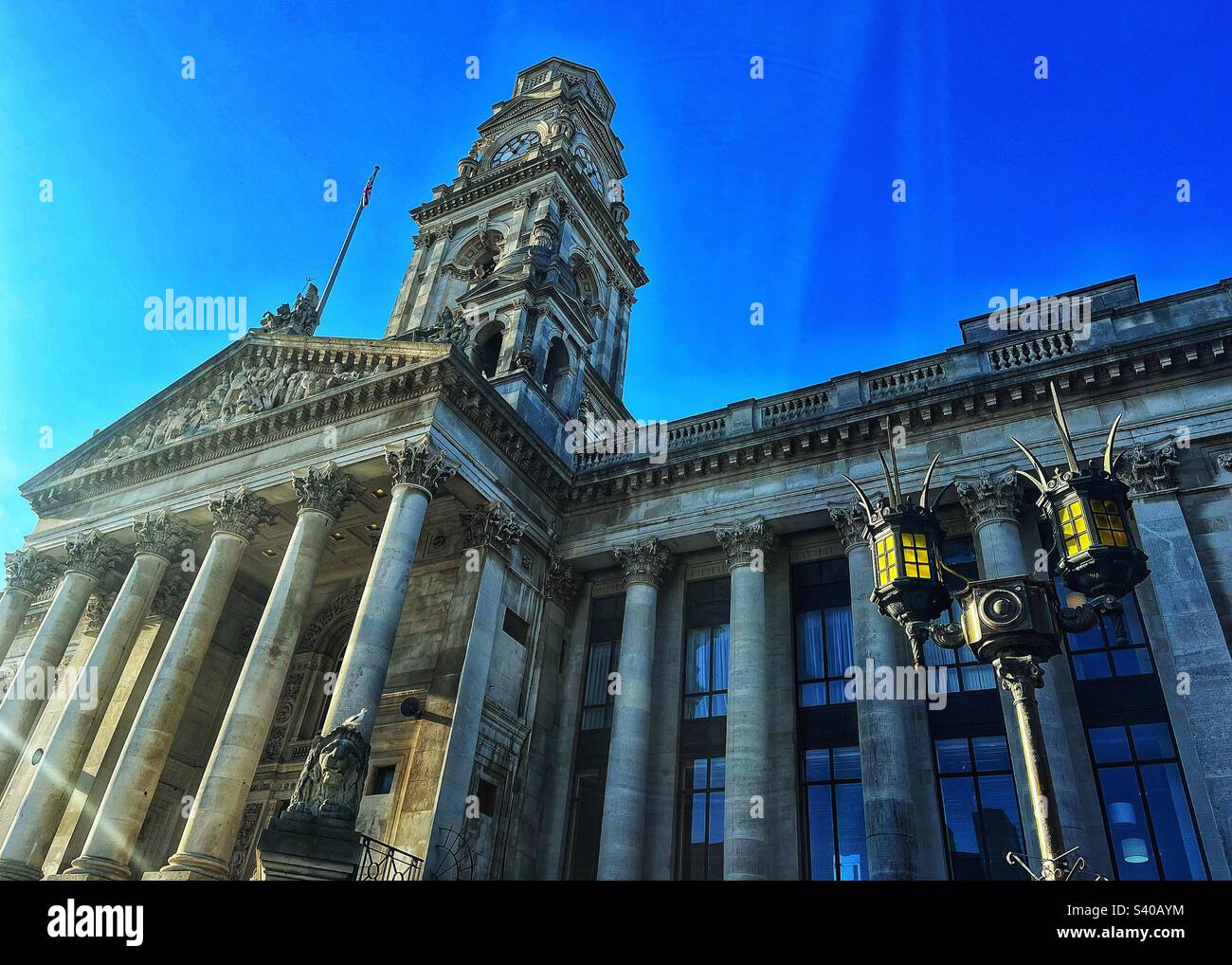 Portsmouth Guildhall ex Municipio della città. Il campanile è raffigurato e la facciata principale con 17 campate separate da colonne di ordine corinzio e un grande portico con frontone Foto Stock