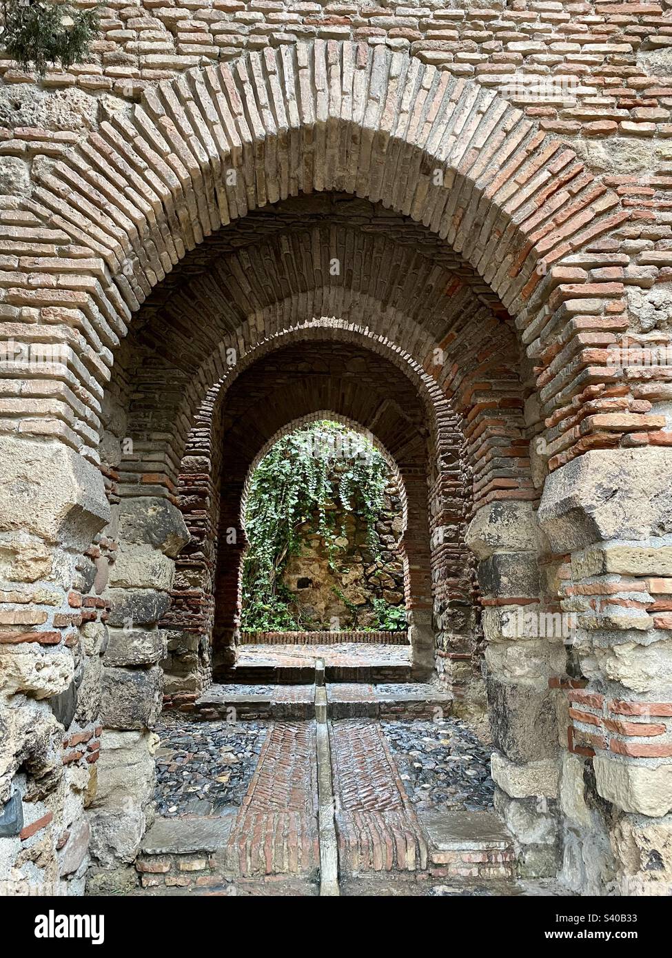 Arco in mattoni, dettaglio architettonico del Malaga Alcazar - Immagine stock catturata con smartphone