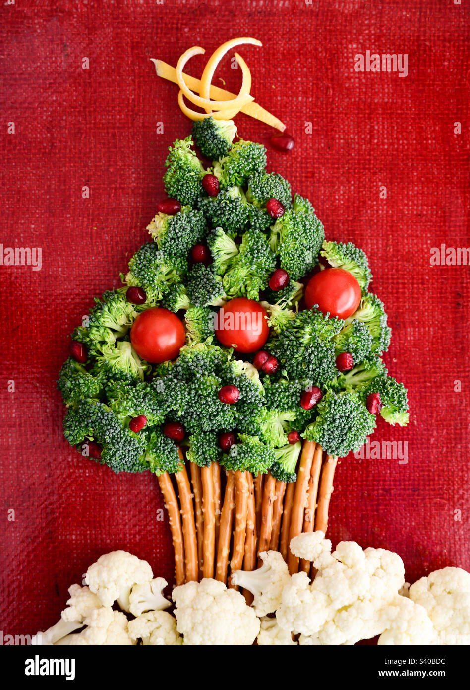 Cibo festivo, piatto, broccoli, albero di Natale in stile con verdure - Immagine stock catturata con smartphone