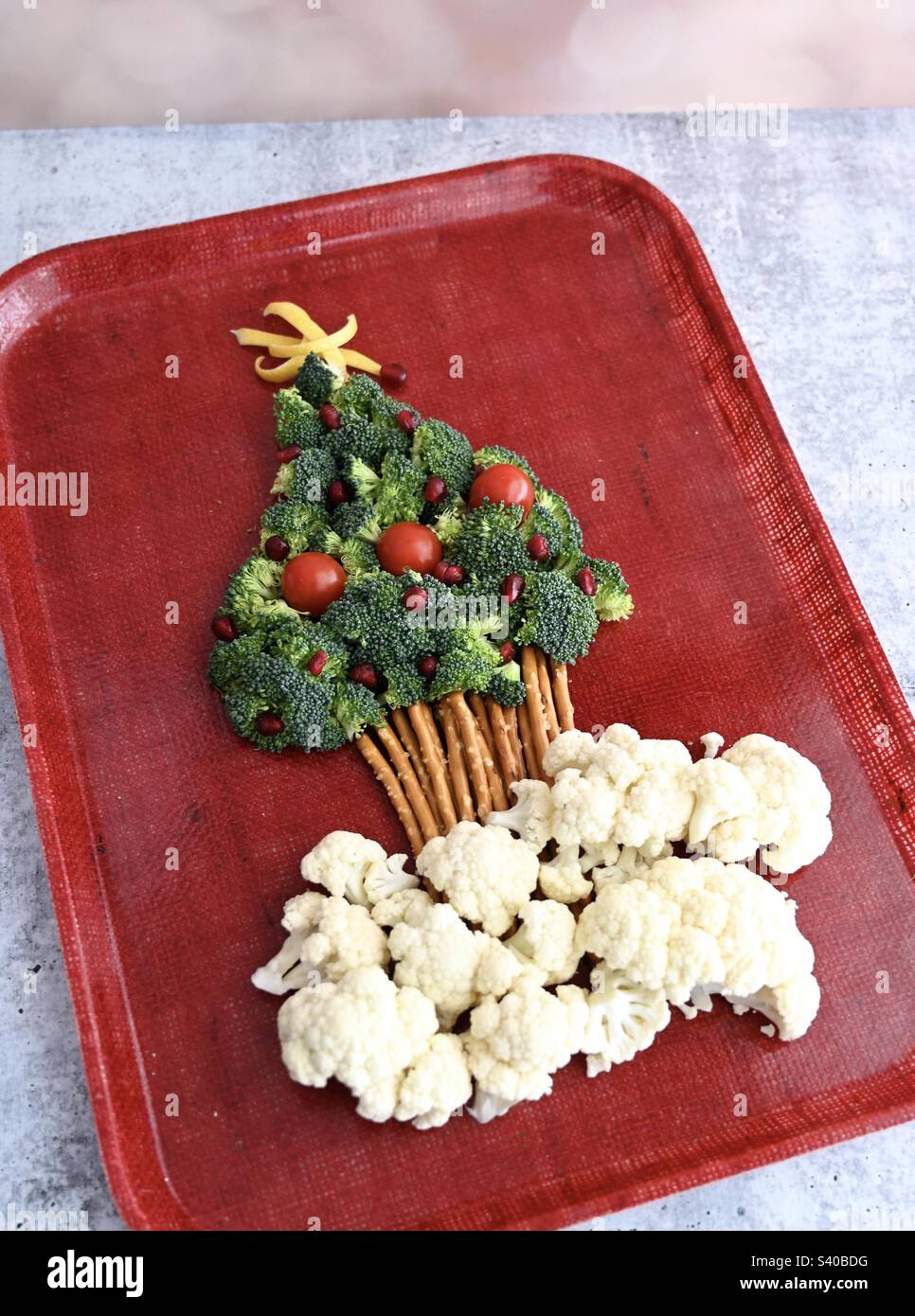 Festa cibo per le vacanze, broccoli albero di Natale piatto - Immagine stock catturata con smartphone