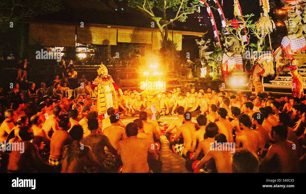 Danza Kecak a Ubud Bali Foto Stock