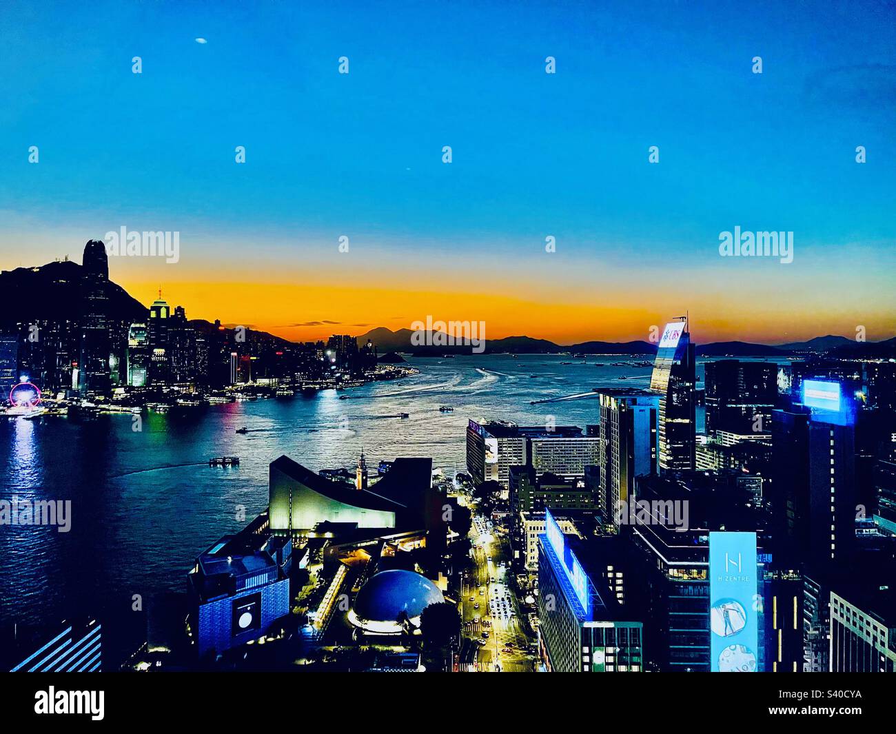 Tramonto sul porto Victoria di Hong Kong. Foto Stock