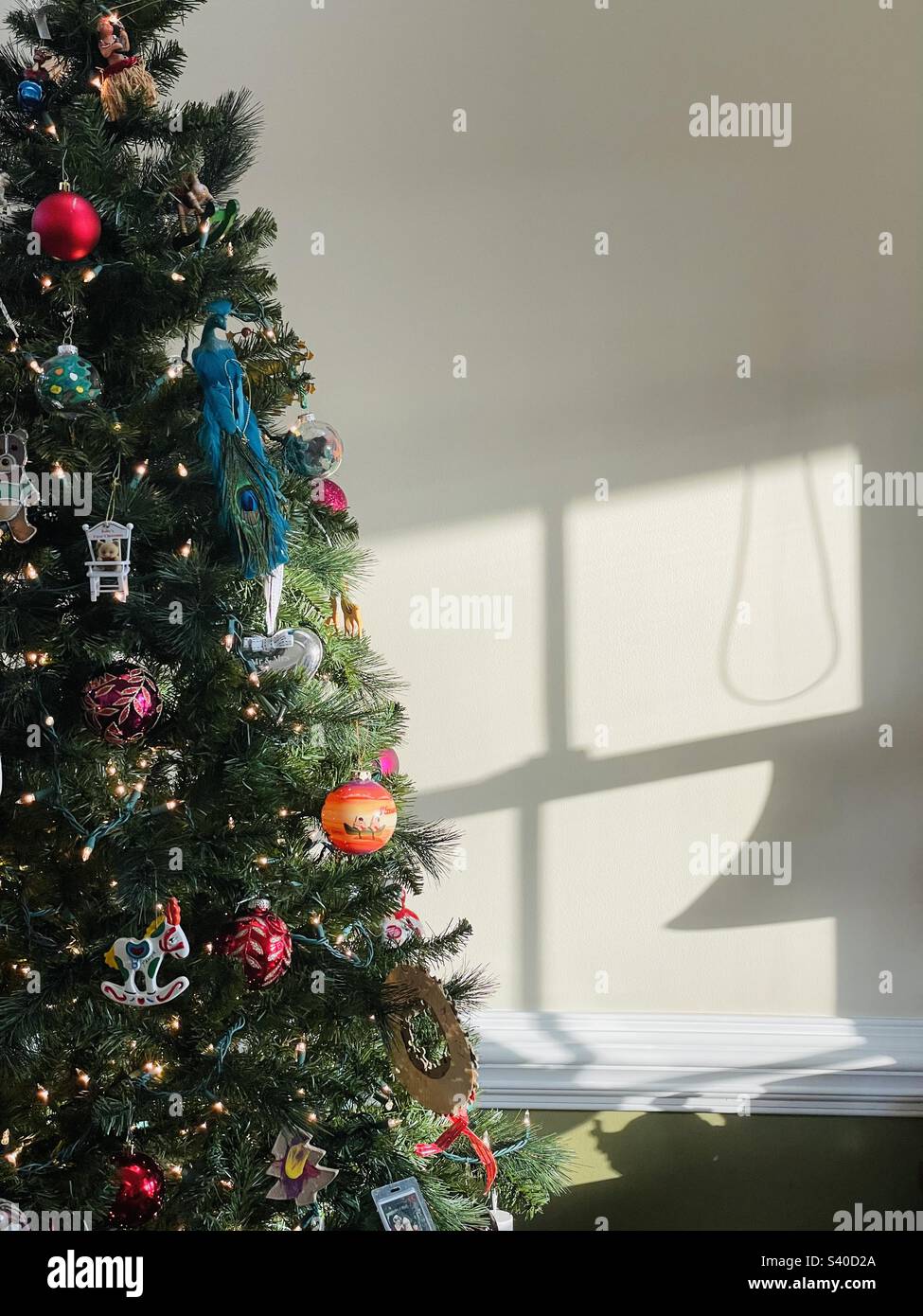 Albero di Natale con ombre Foto Stock