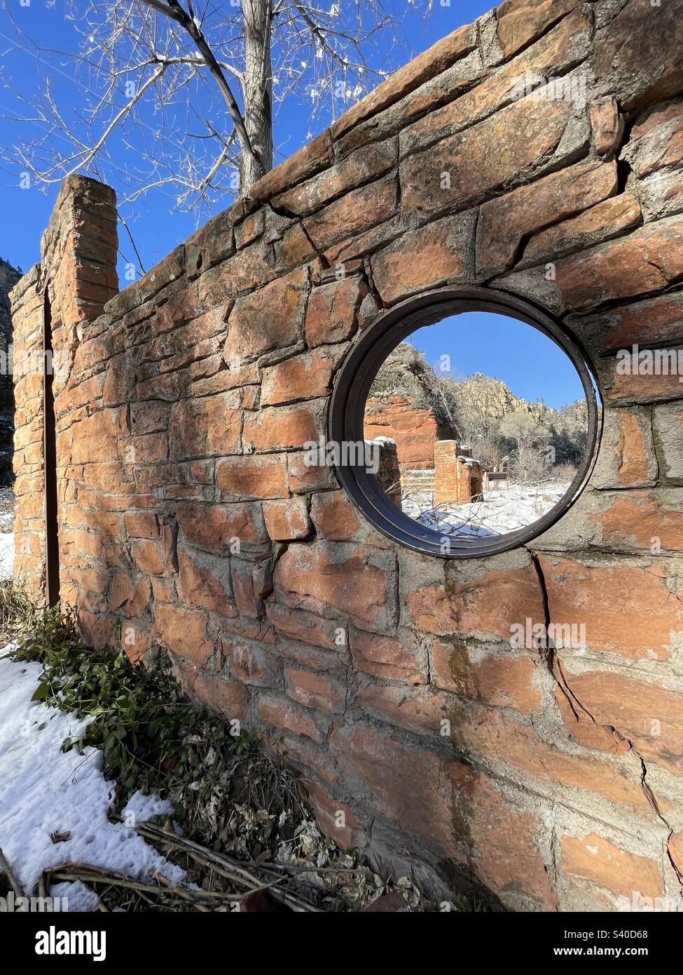 Baby fa freddo fuori!, Camino innevato, rovine di Mayhew’s Lodge, Call of the Canyon, zone Grey, film di Sedona, Coconino National Forest Park, West Fork, Oak Creek Canyon, rocce rosse Foto Stock