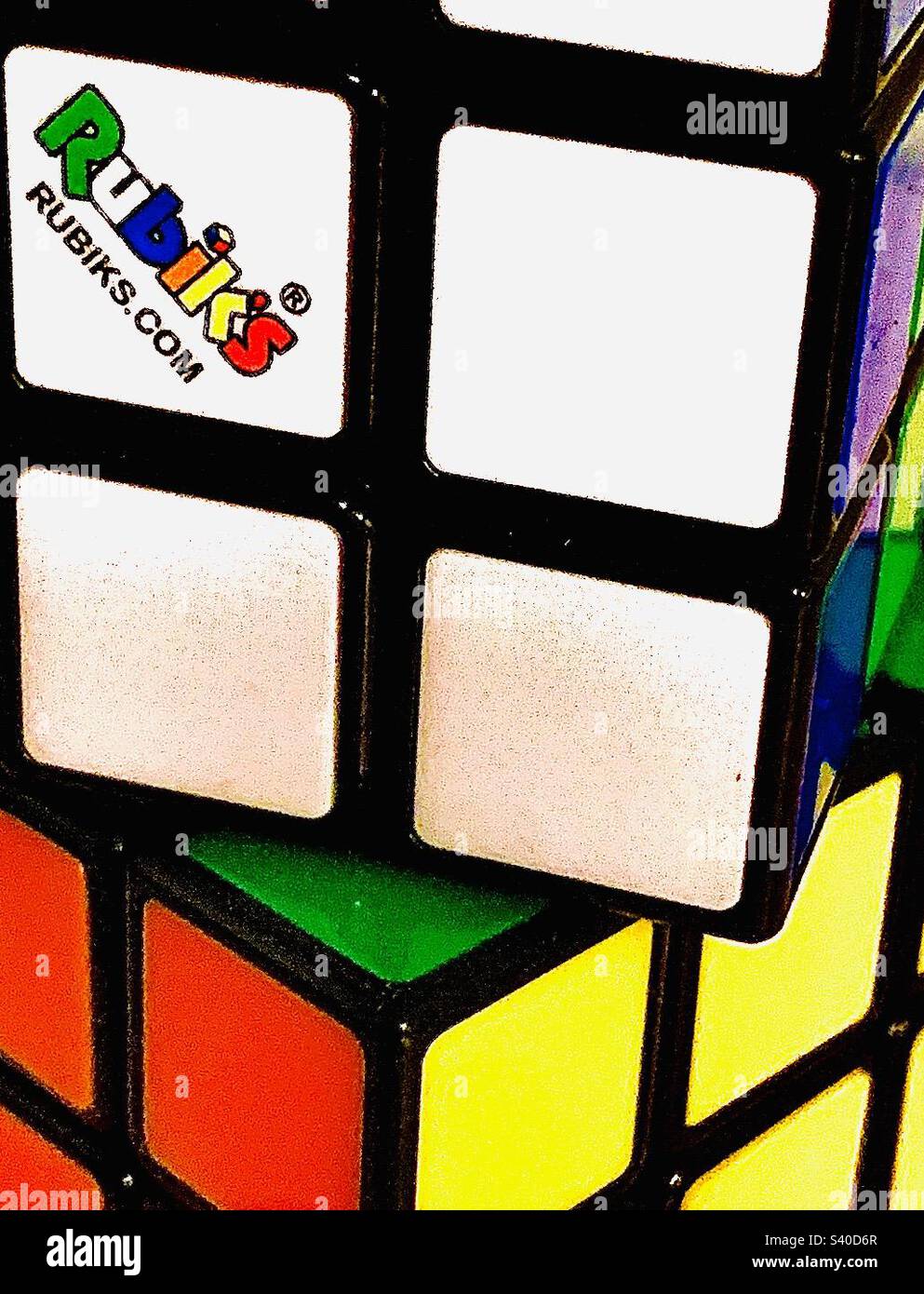 2 cubi di Rubiks, risolti e impilati. - Immagine stock catturata con smartphone