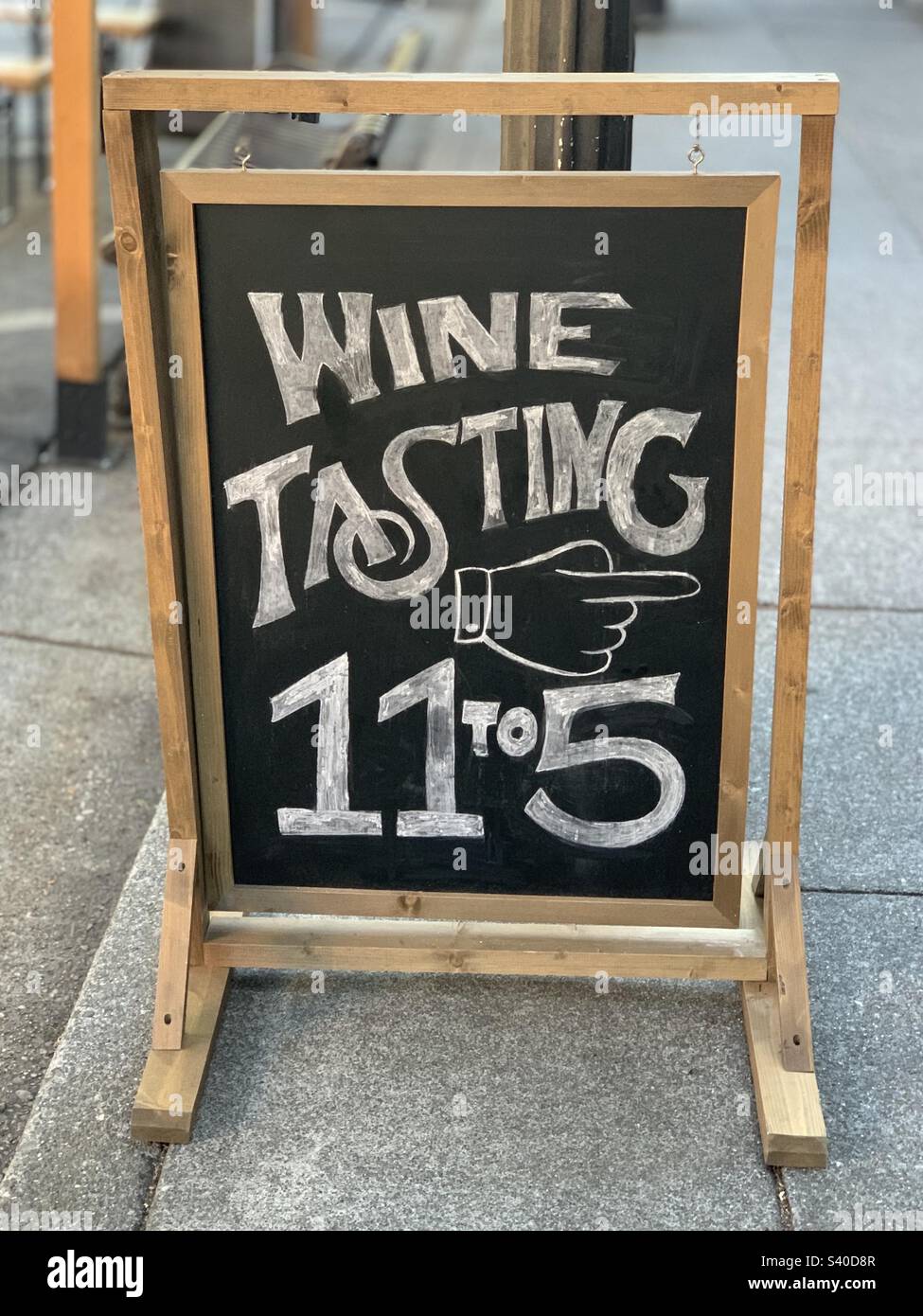 Giugno 2022, cartello "degustazione di vini" sul marciapiede di Winters, Yolo County, California, Stati Uniti Foto Stock