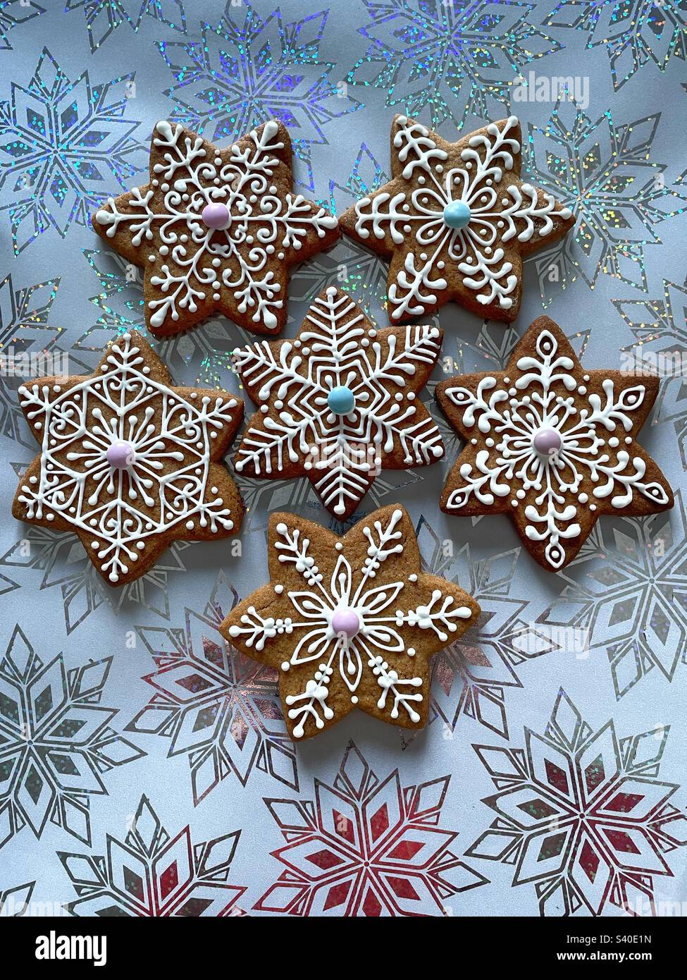 Biscotti con fiocchi di neve al pan di zenzero. - Immagine stock catturata con smartphone