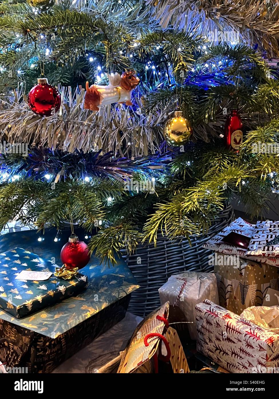 Regali lasciati sotto un albero decorato di Natale a Natale. Foto Stock