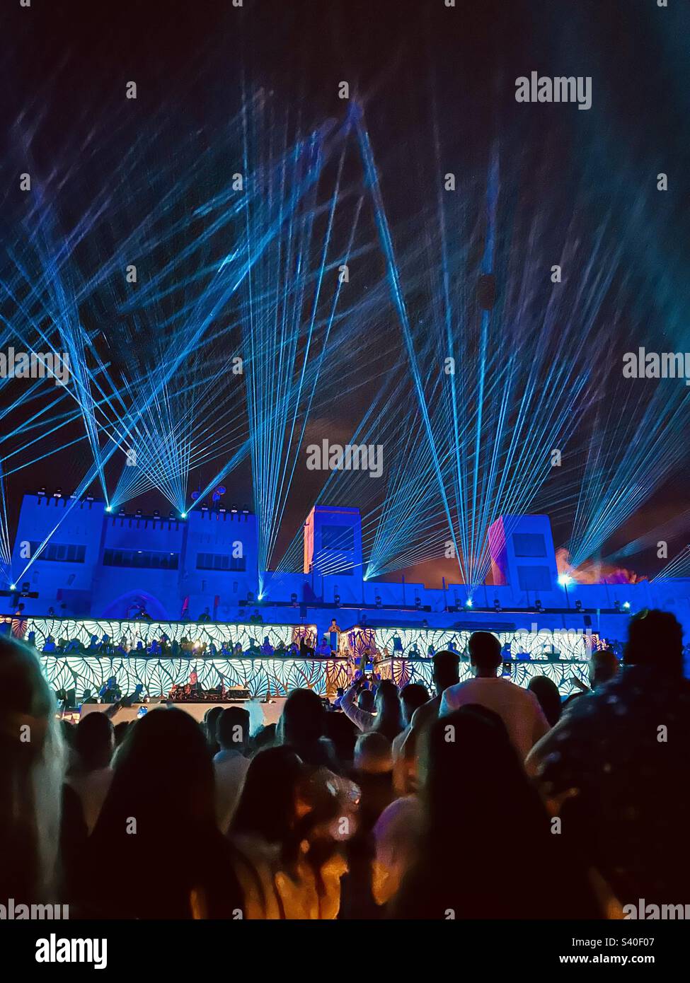 I giovani ballano e festeggiano in un festival musicale - concerto. Una notte fuori Foto Stock