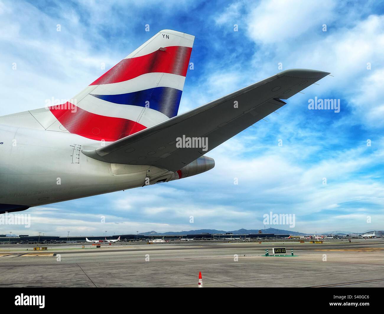 La coda della British Airways con livrea rossa, bianca e blu vista all'aeroporto di Barcellona Foto Stock