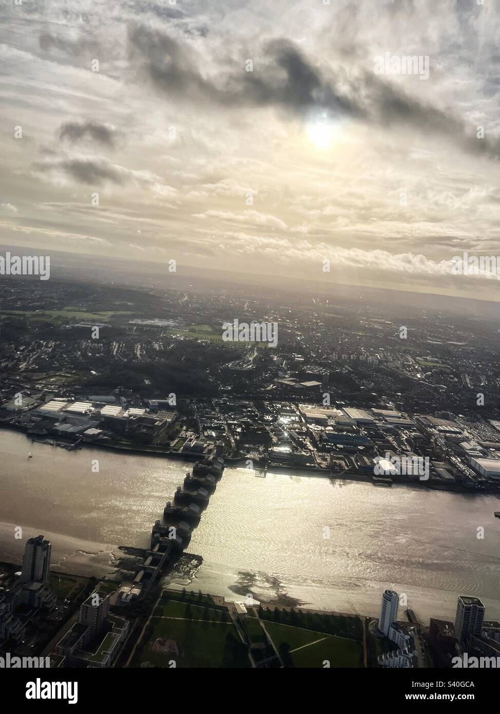 La barriera del Tamigi vista aerea alla luce del sole Foto Stock