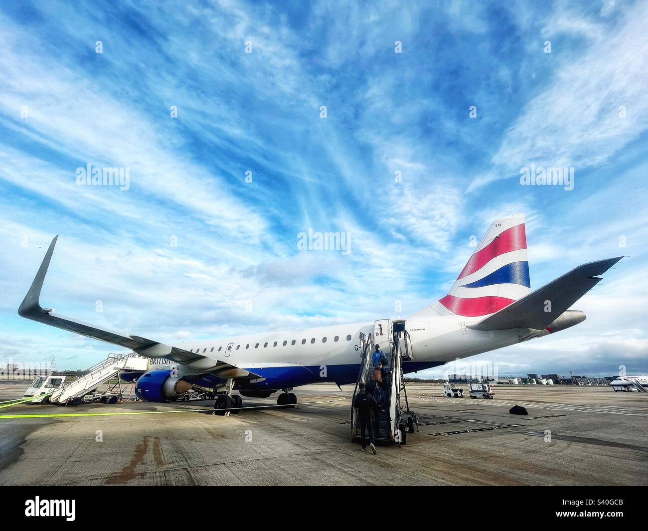 Salire a bordo del British Airways City Flyer Embraer 190 all'aeroporto di London City tramite scale - Immagine stock catturata con smartphone