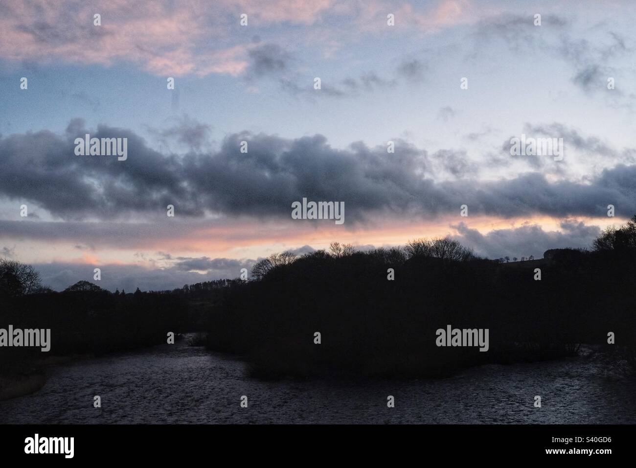 Cielo tramonto in inverno su un paesaggio fluviale Foto Stock