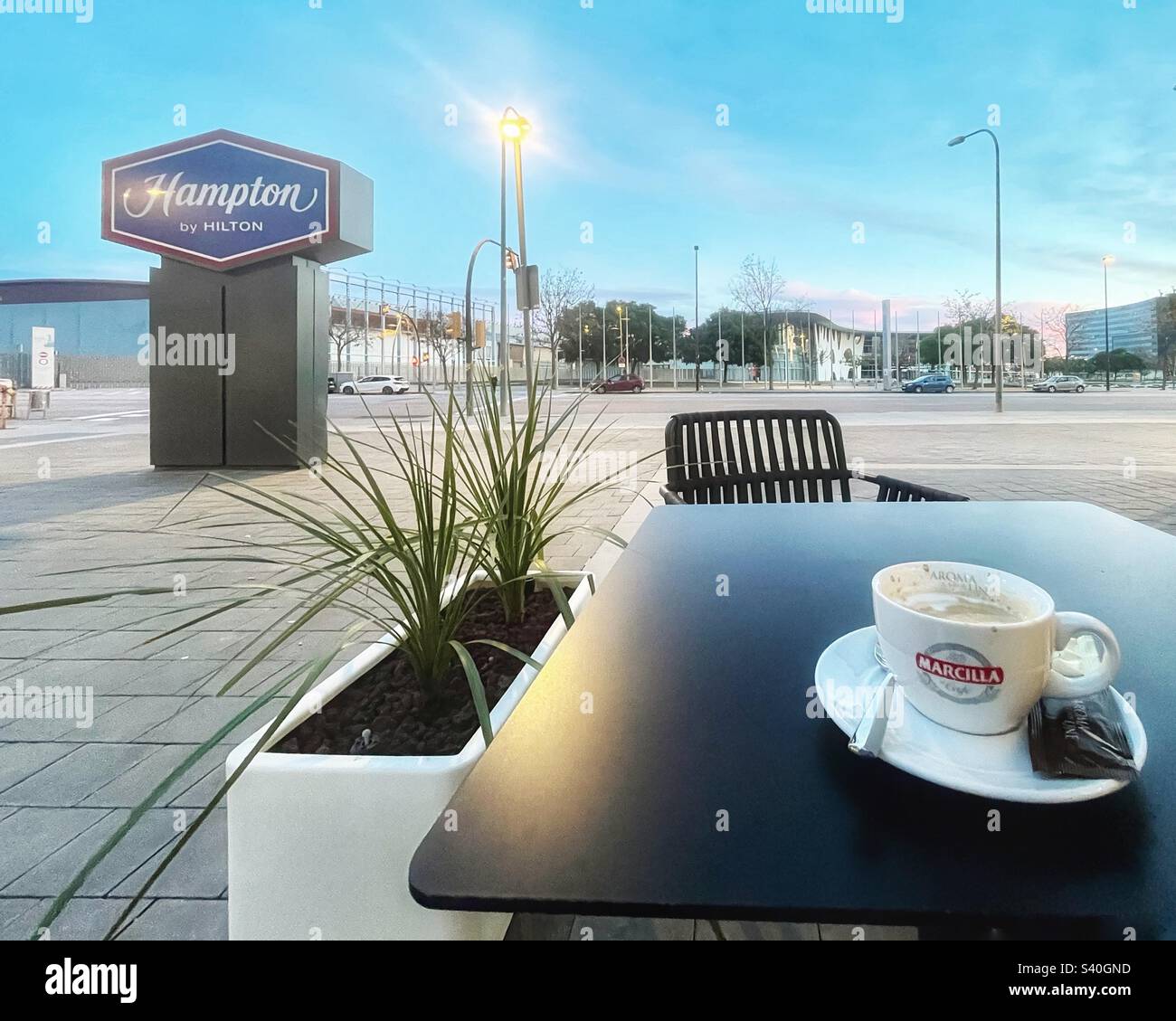 Tazza di caffè Marcilla fuori da un hotel in Spagna Foto Stock