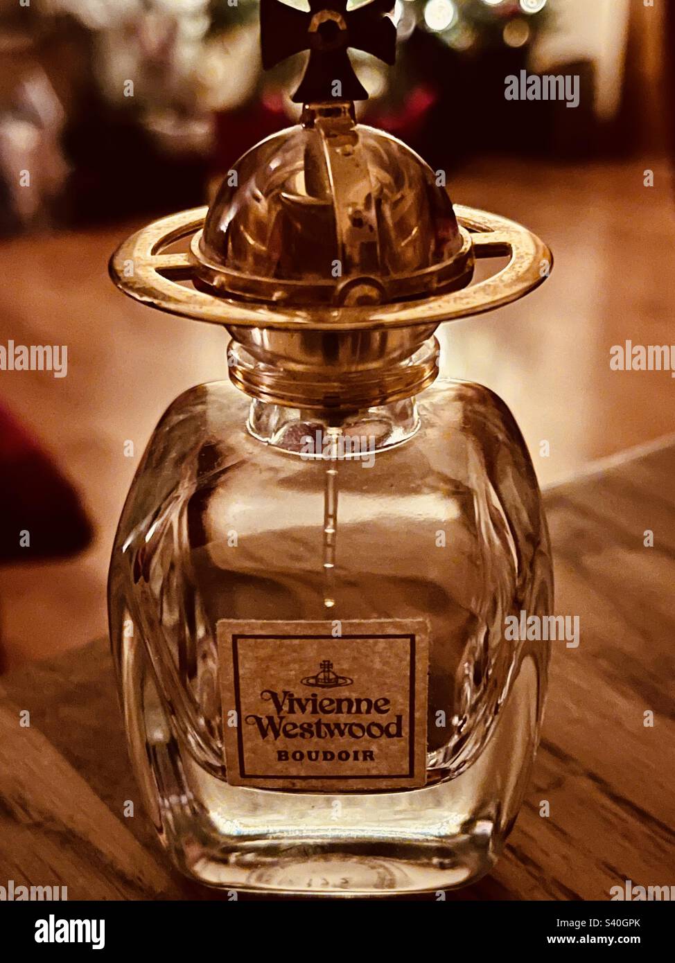 Vivienne Westwood Boudoir profumo in luci di Natale somber Foto stock -  Alamy