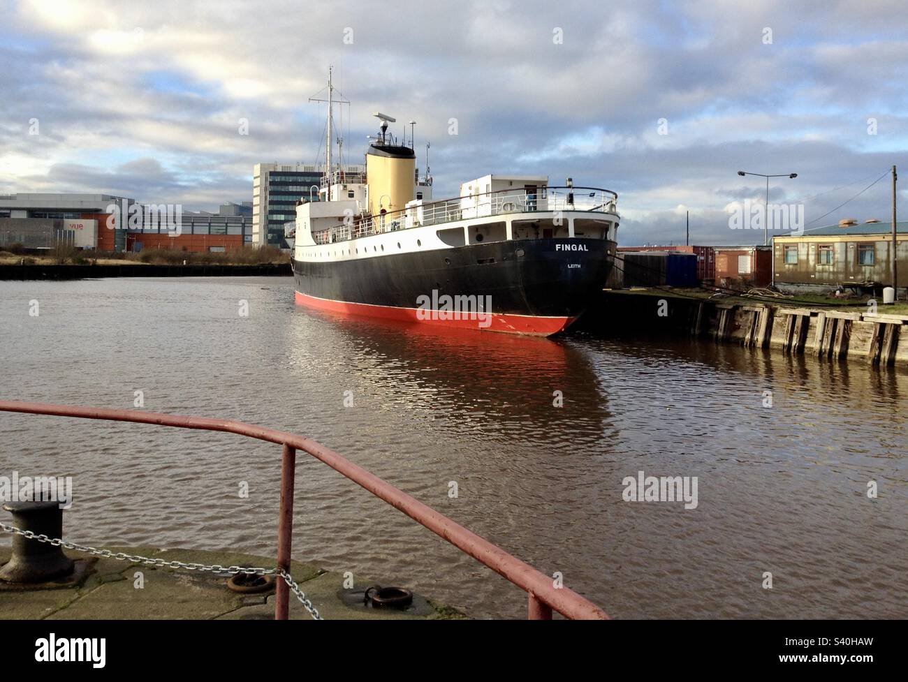 Vista della nave tender del faro di Fingal prima della sua conversione in un hotel galleggiante di lusso a Leith Docks, Edimburgo, Scozia, Regno Unito - Immagine stock catturata con smartphone