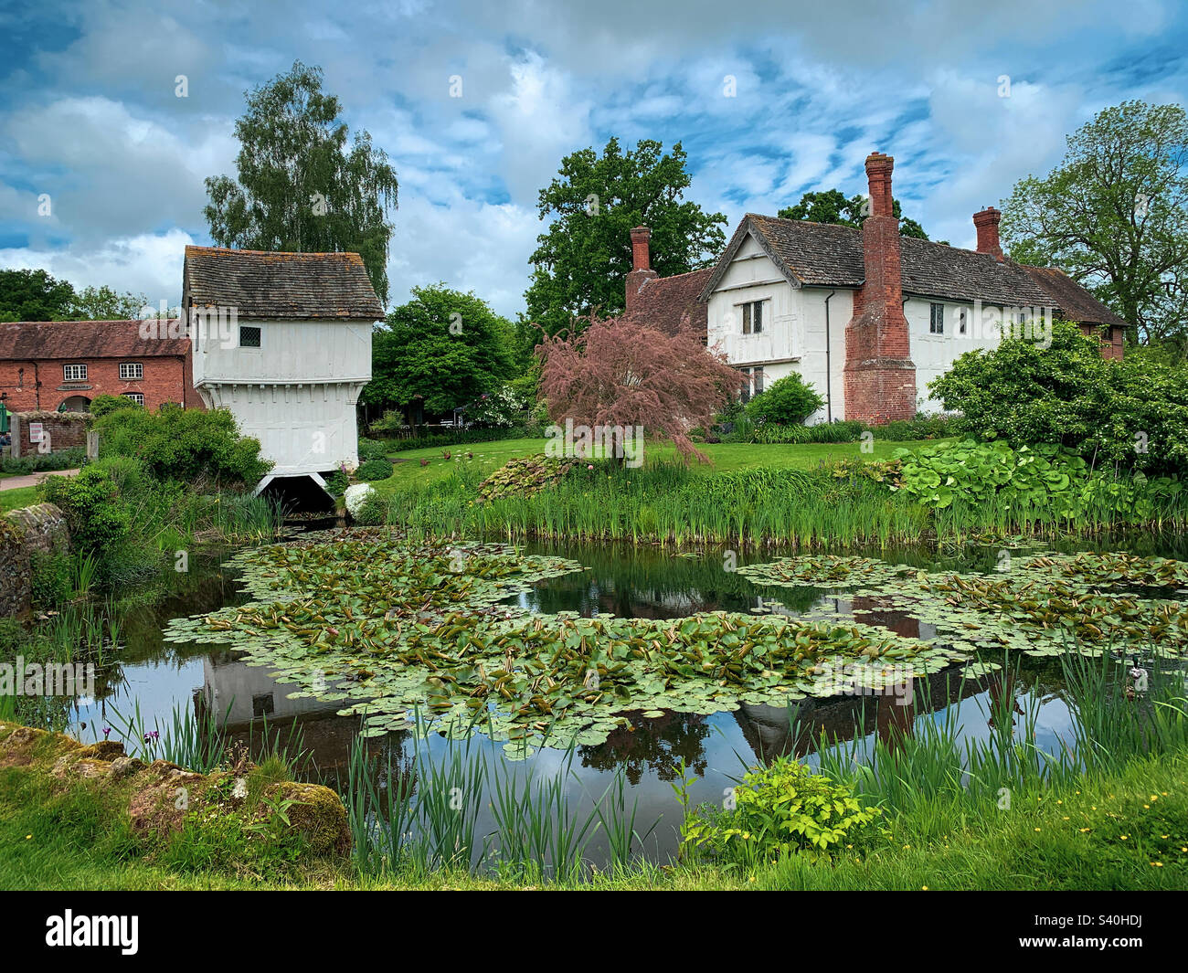 Il pittoresco maniero ormeggiato nella storica Brockhampton Estate in una bella giornata di primavera, Herefordshire, Regno Unito Foto Stock