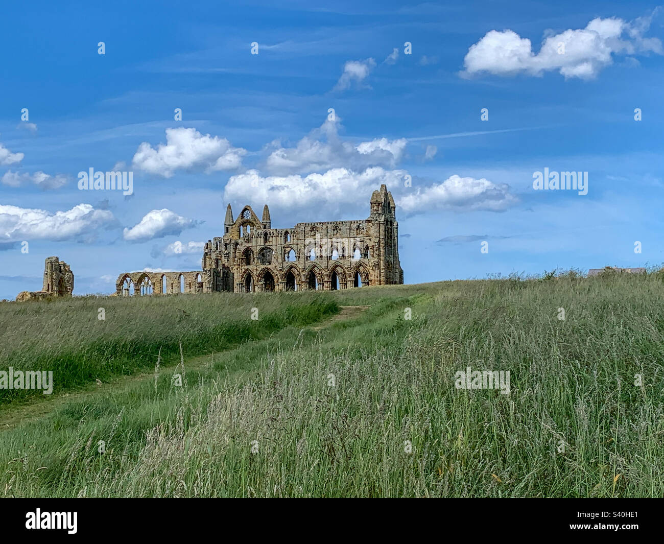 Whitby Abbey in una bella giornata estiva, Whitby, Yorkshire, Regno Unito - Immagine stock catturata con smartphone