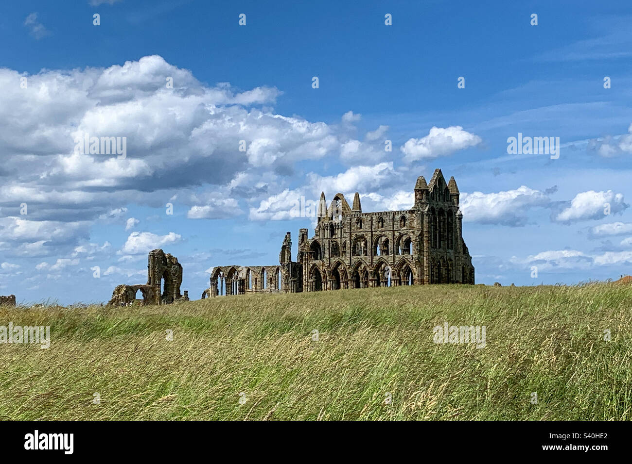 Whitby Abbey in una bella giornata estiva, Whitby, Yorkshire, Regno Unito - Immagine stock catturata con smartphone