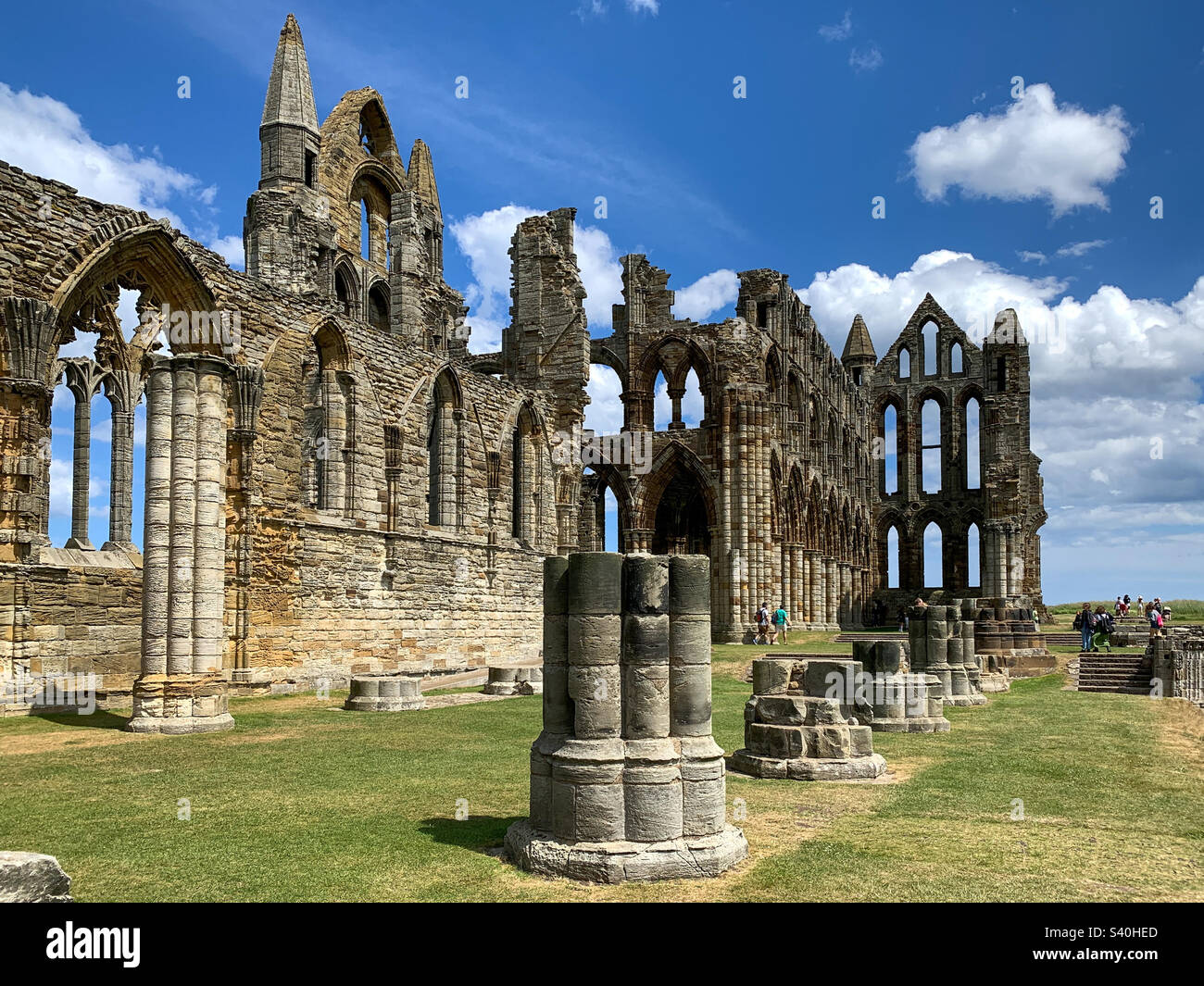 Whitby Abbey in una bella giornata estiva, Whitby, Yorkshire, Regno Unito Foto Stock