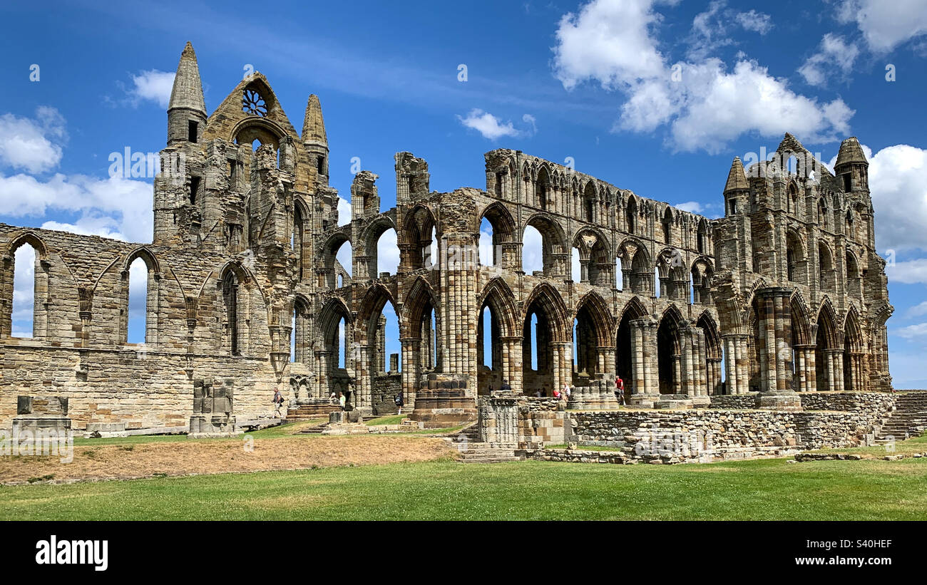 Whitby Abbey in una bella giornata estiva, Whitby, Yorkshire, Regno Unito - Immagine stock catturata con smartphone
