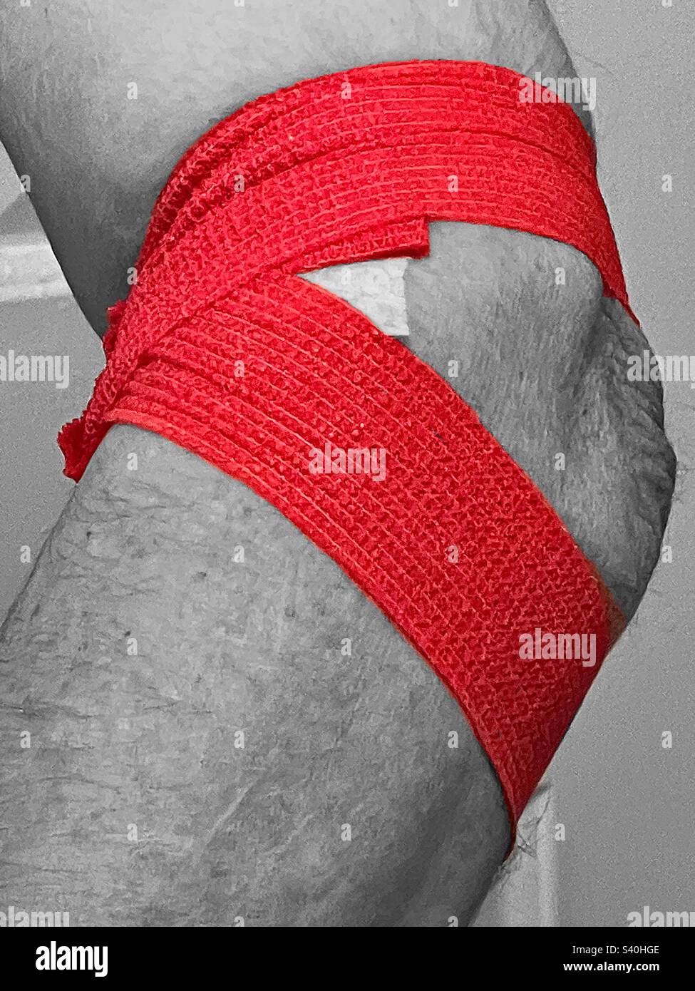 Il braccio di un uomo anziano dopo aver donato sangue per la Croce Rossa americana. - Immagine stock catturata con smartphone