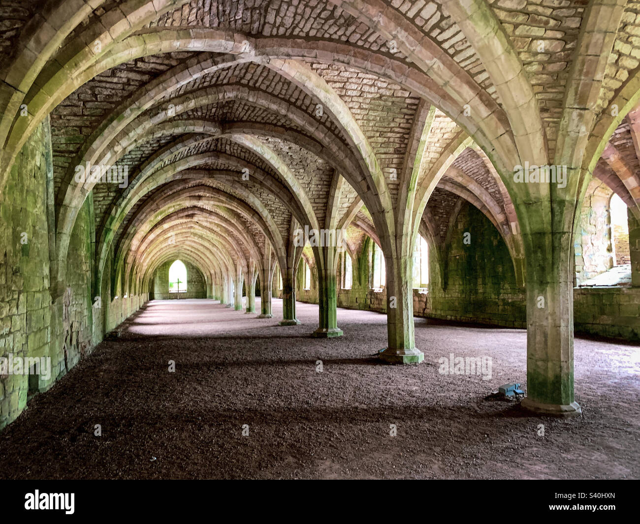 Lo storico cellarium a volta presso Fountains Abbey, Yorkshire, Regno Unito - Immagine stock catturata con smartphone