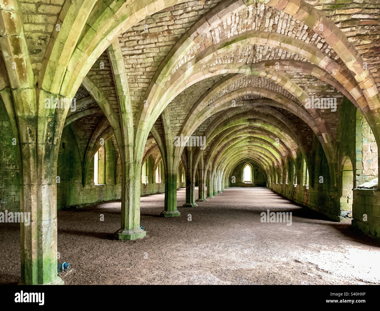 Lo storico cellarium a volta presso Fountains Abbey, Yorkshire, Regno Unito - Immagine stock catturata con smartphone