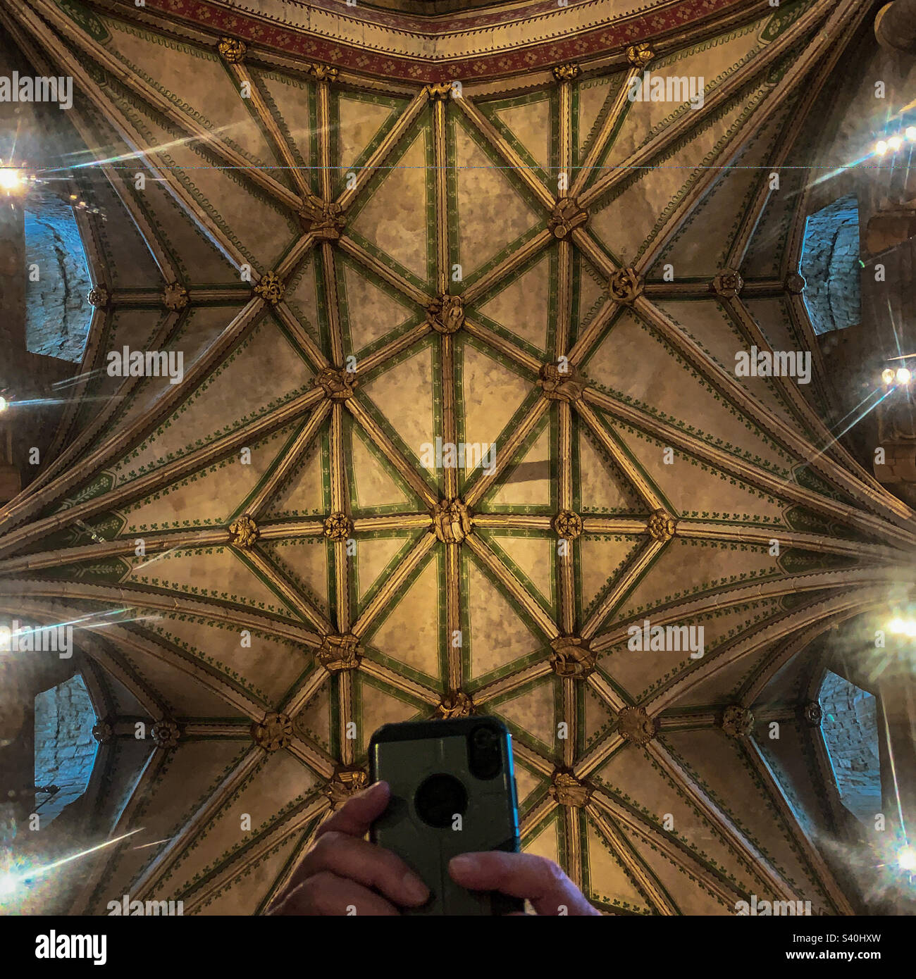 Decorazioni interne splendidamente ornate che guardano verso l'alto all'interno dell'abbazia di Tewkesbury, Gloucestershire, Regno Unito. Una foto di un telefono cellulare con post-elaborazione di un telefono o di un tablet. - Immagine stock catturata con smartphone