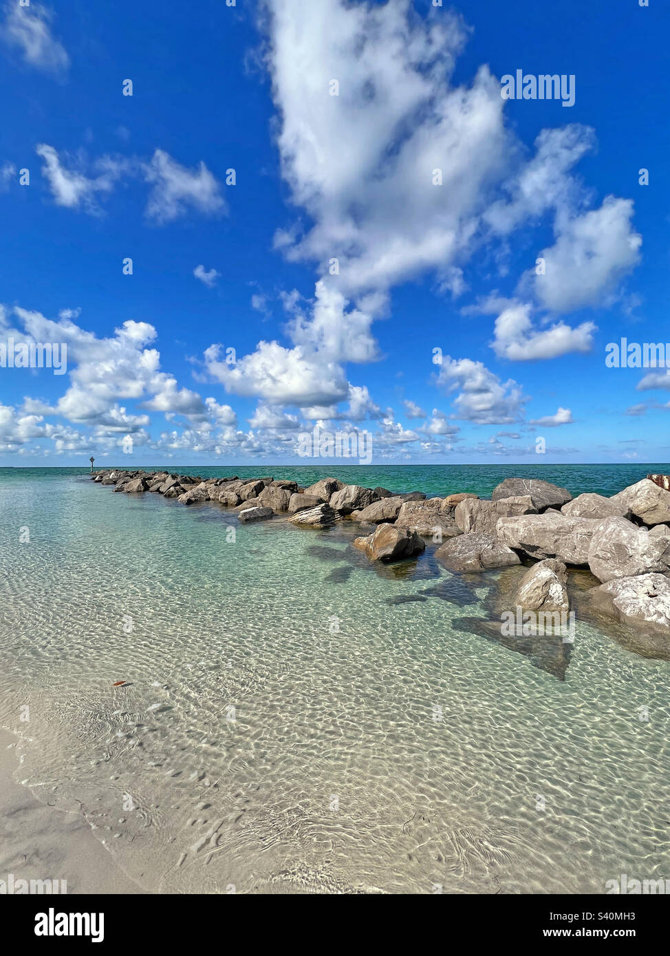Grandi rocce sulla spiaggia di St. Pete Beach, Florida Foto Stock