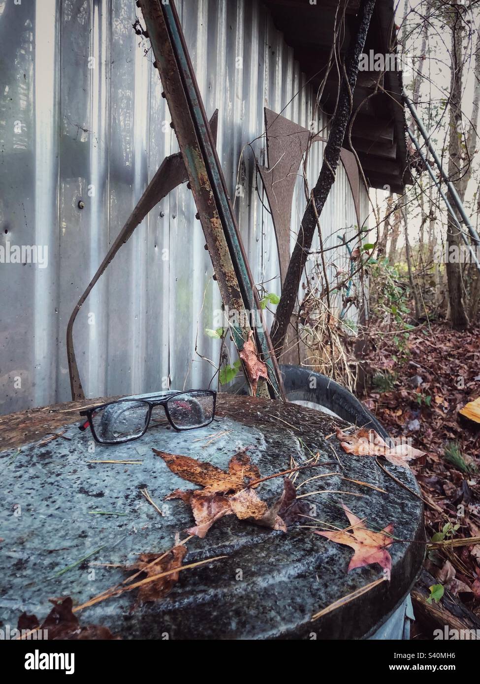 Un paio di bicchieri persi posizionati su una spazzatura può coprire per il recupero Foto Stock