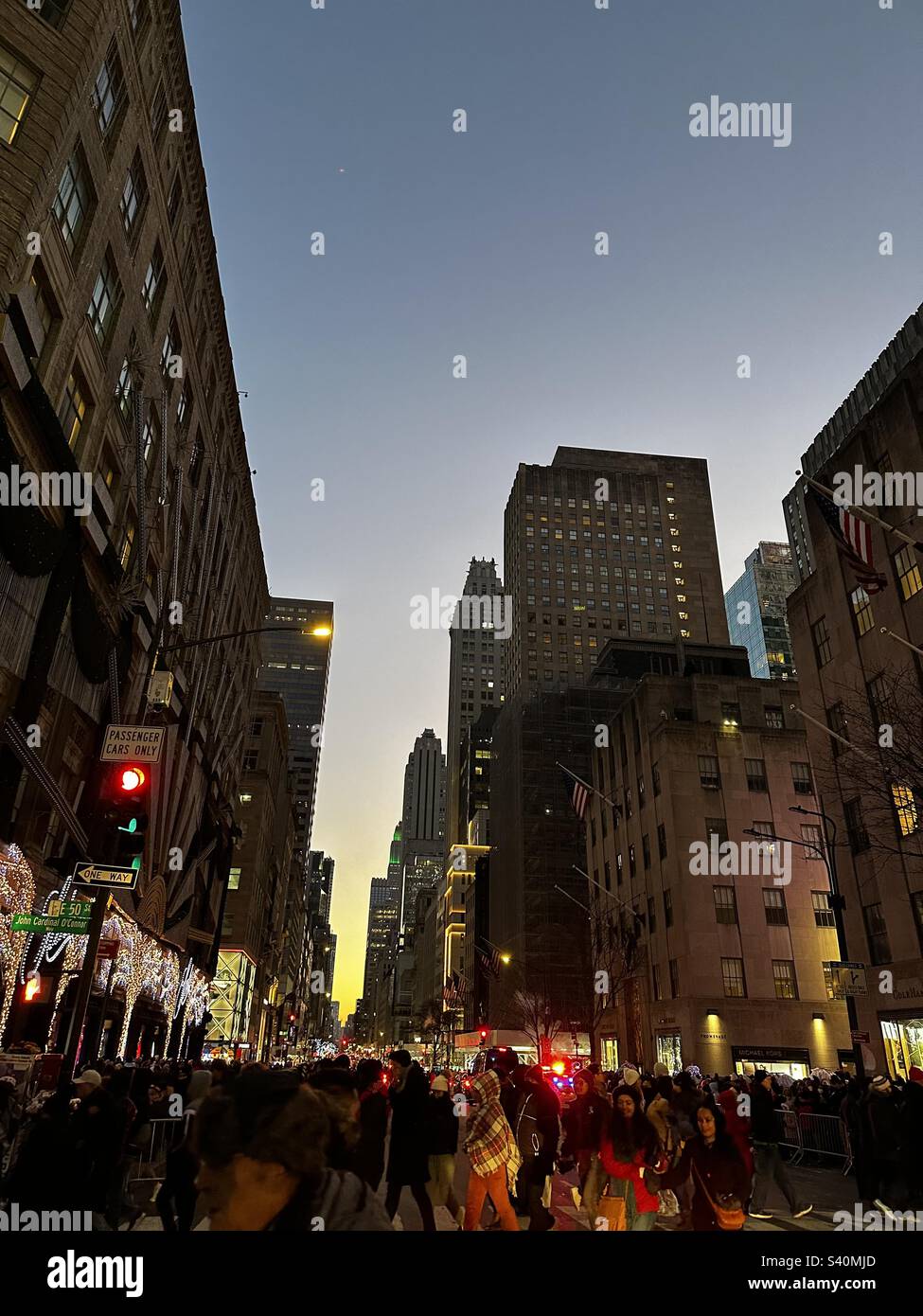 Pedoni che attraversano la Fifth Avenue a Manhattan, New York, USA - Immagine stock catturata con smartphone