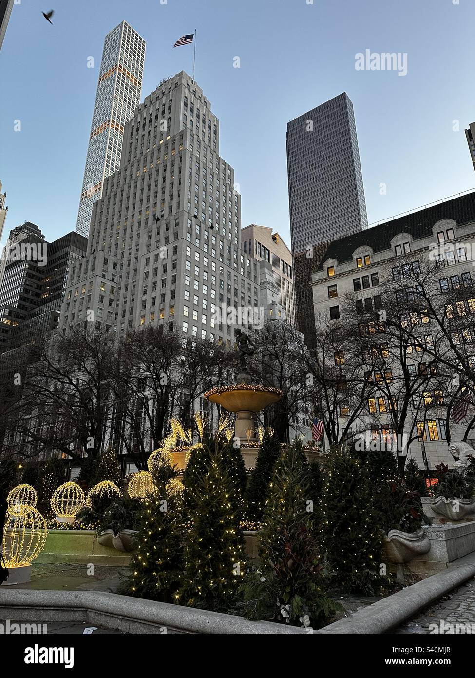 Decorazioni natalizie in Fifth Avenue, Manhattan, New York, USA - Immagine stock catturata con smartphone
