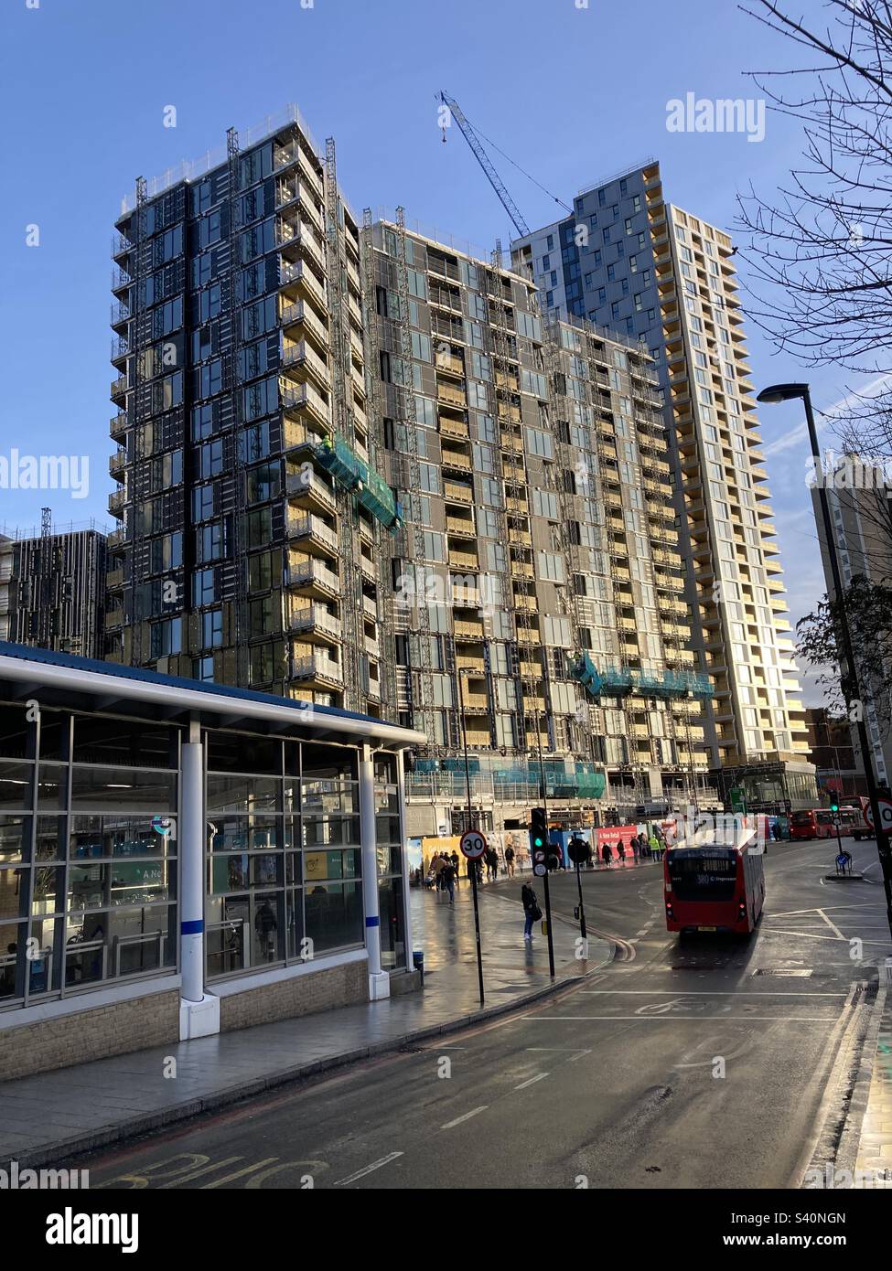 Vista serale dalla stazione DLR di Lewisham verso il nuovo Gateway Development - Immagine stock catturata con smartphone