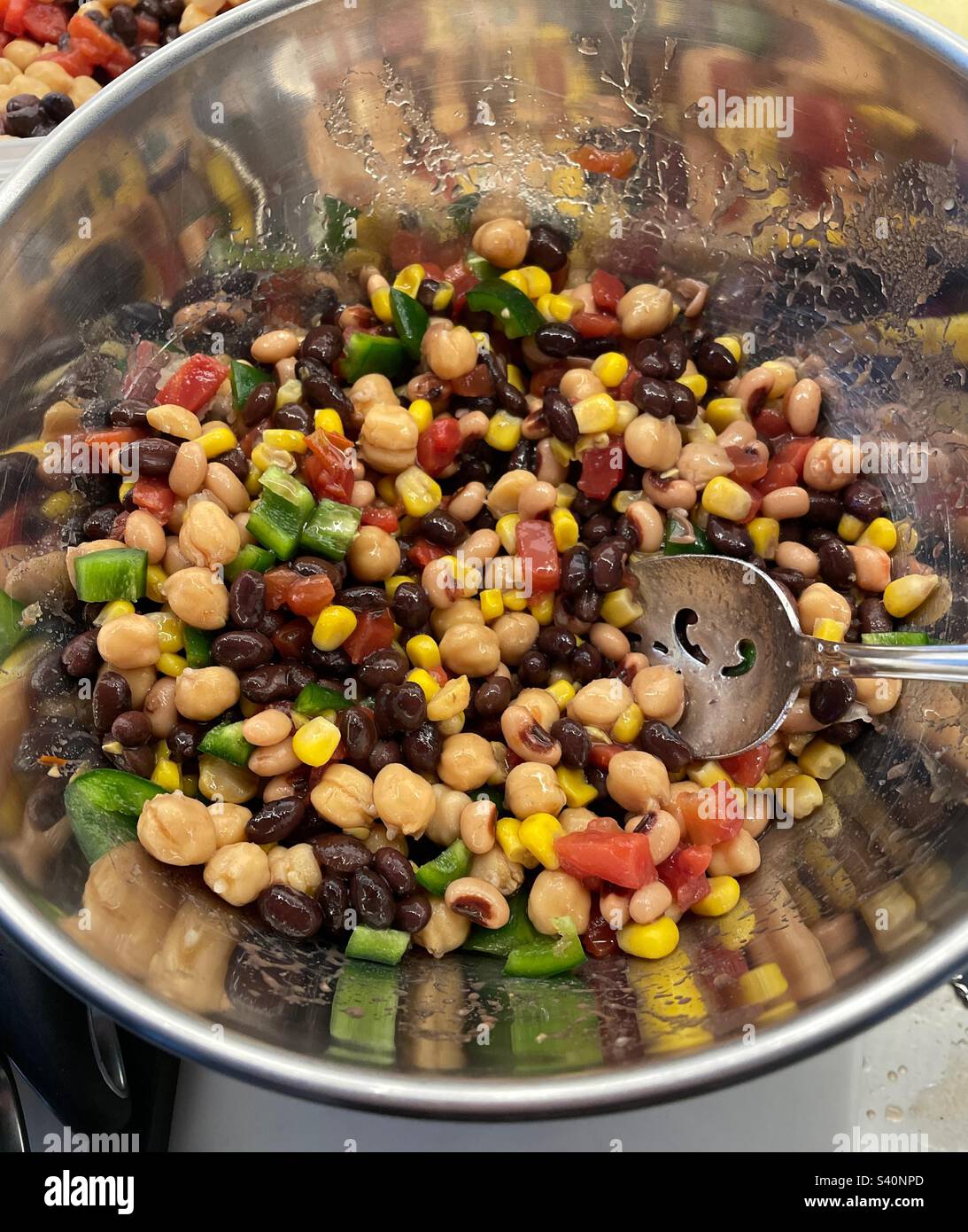 Primo piano di una ciotola di metallo riempita con un'insalata di fagioli nota come caviale cowboy, 2023, USA - Immagine stock catturata con smartphone
