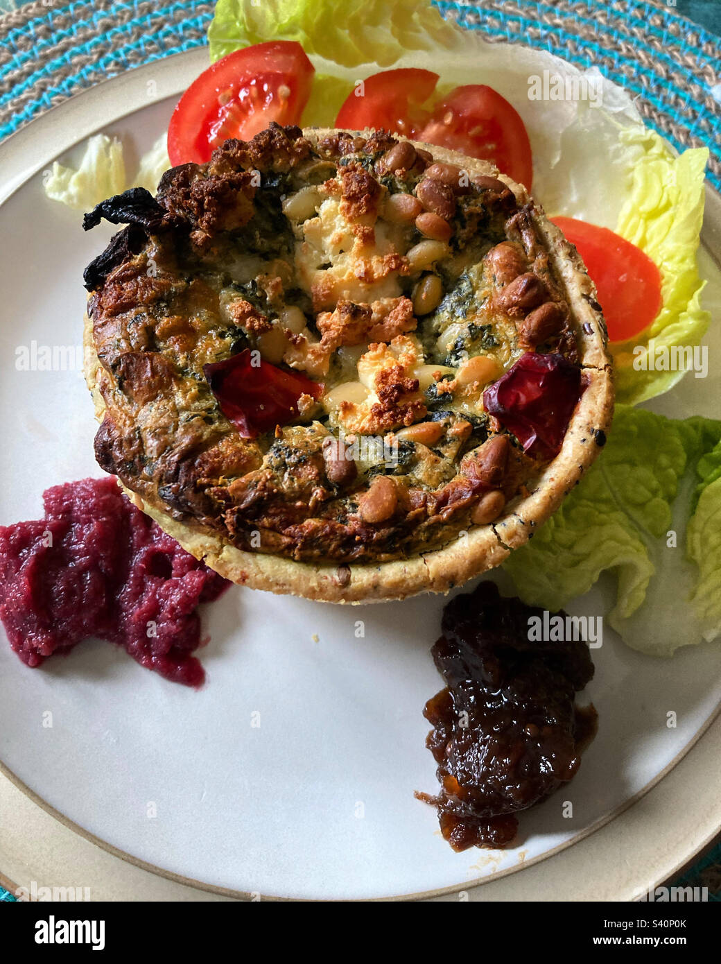 Torta vegetariana con insalata e chutney su un piatto - Immagine stock catturata con smartphone