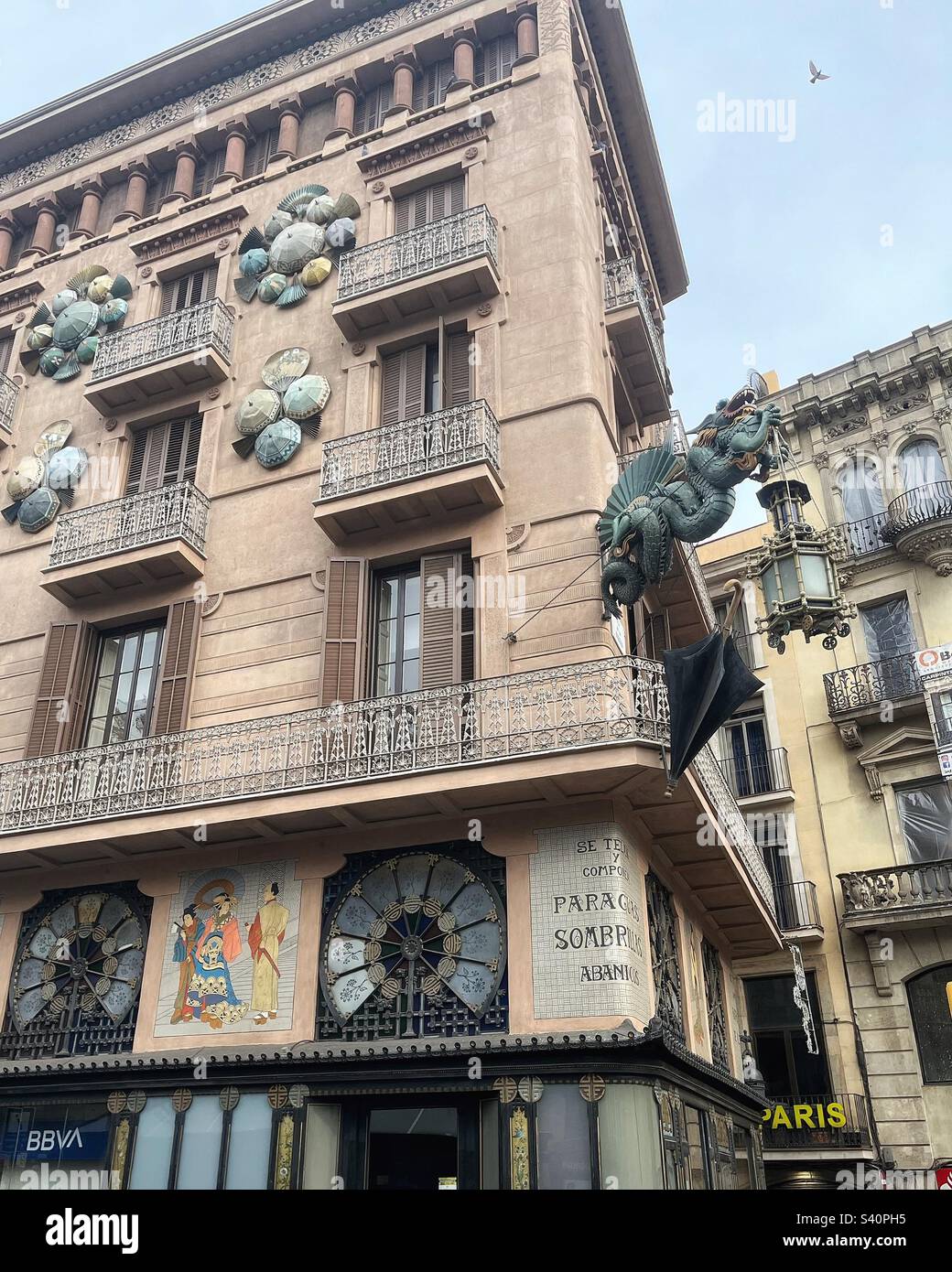 Casa Bruno Cuadros, meglio conosciuta come la Casa dell'ombrello, Località: La Rambla 82, Barcellona, Spagna. L'edificio risale al 1858 e incorpora disegni orientali ed egiziani popolari all'epoca. Foto Stock